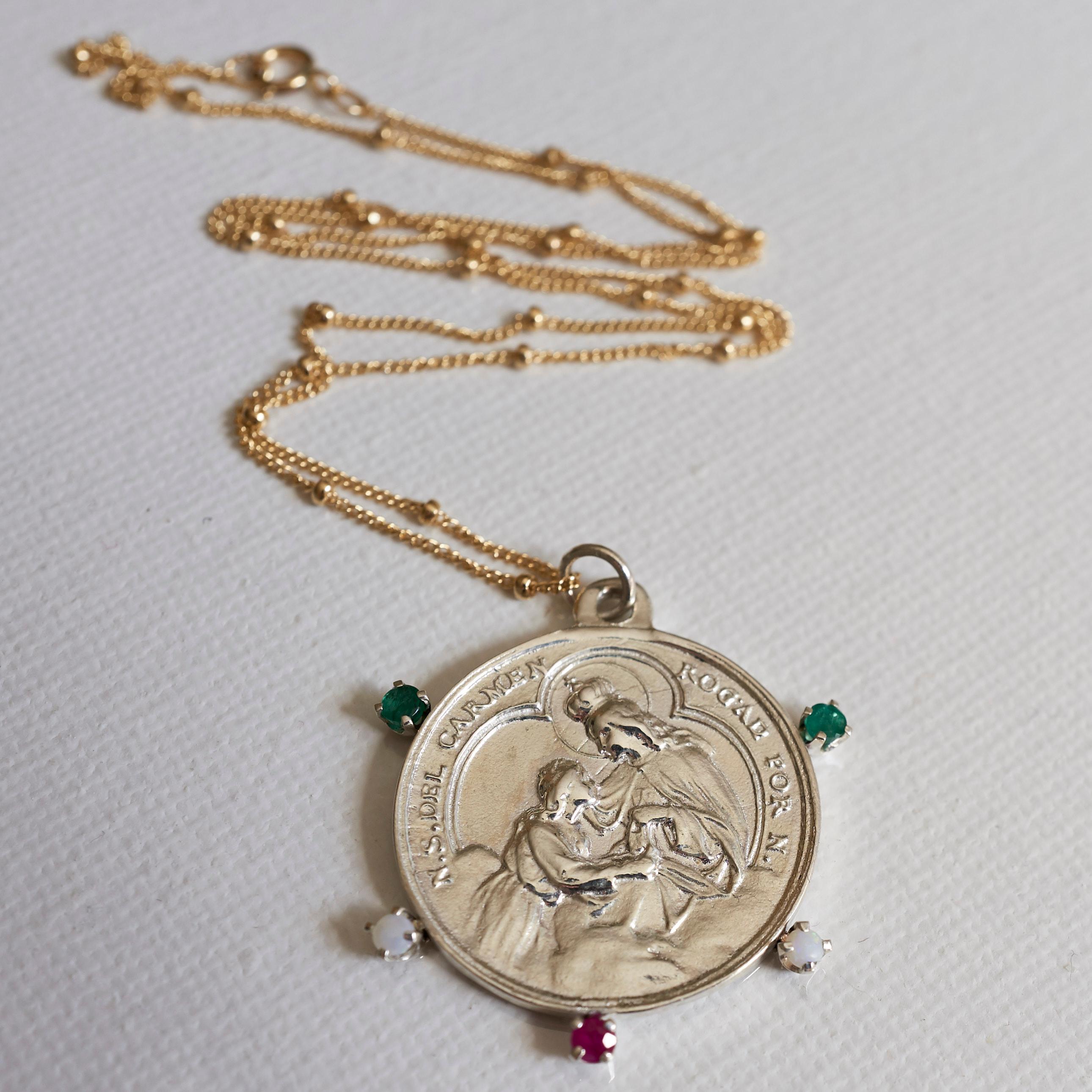 Collier médaille de la Vierge Marie en émeraude, rubis et opale, pendentif en argent, chaîne remplie d'or J Neuf - En vente à Los Angeles, CA