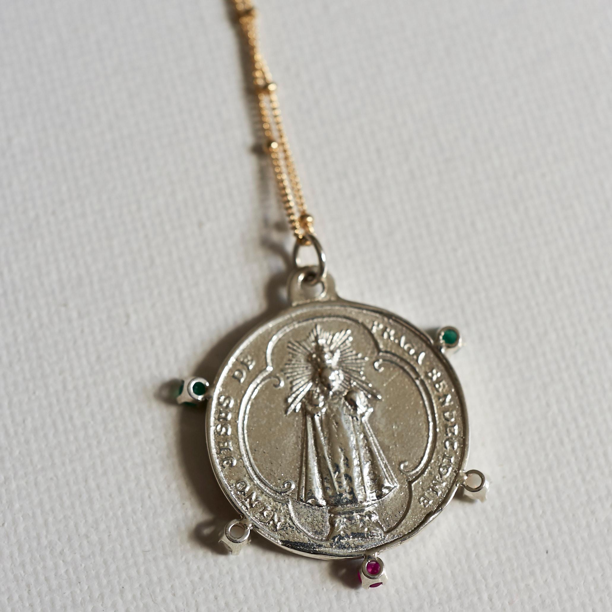 Collier médaille de la Vierge Marie en émeraude, rubis et opale, pendentif en argent, chaîne remplie d'or J en vente 1