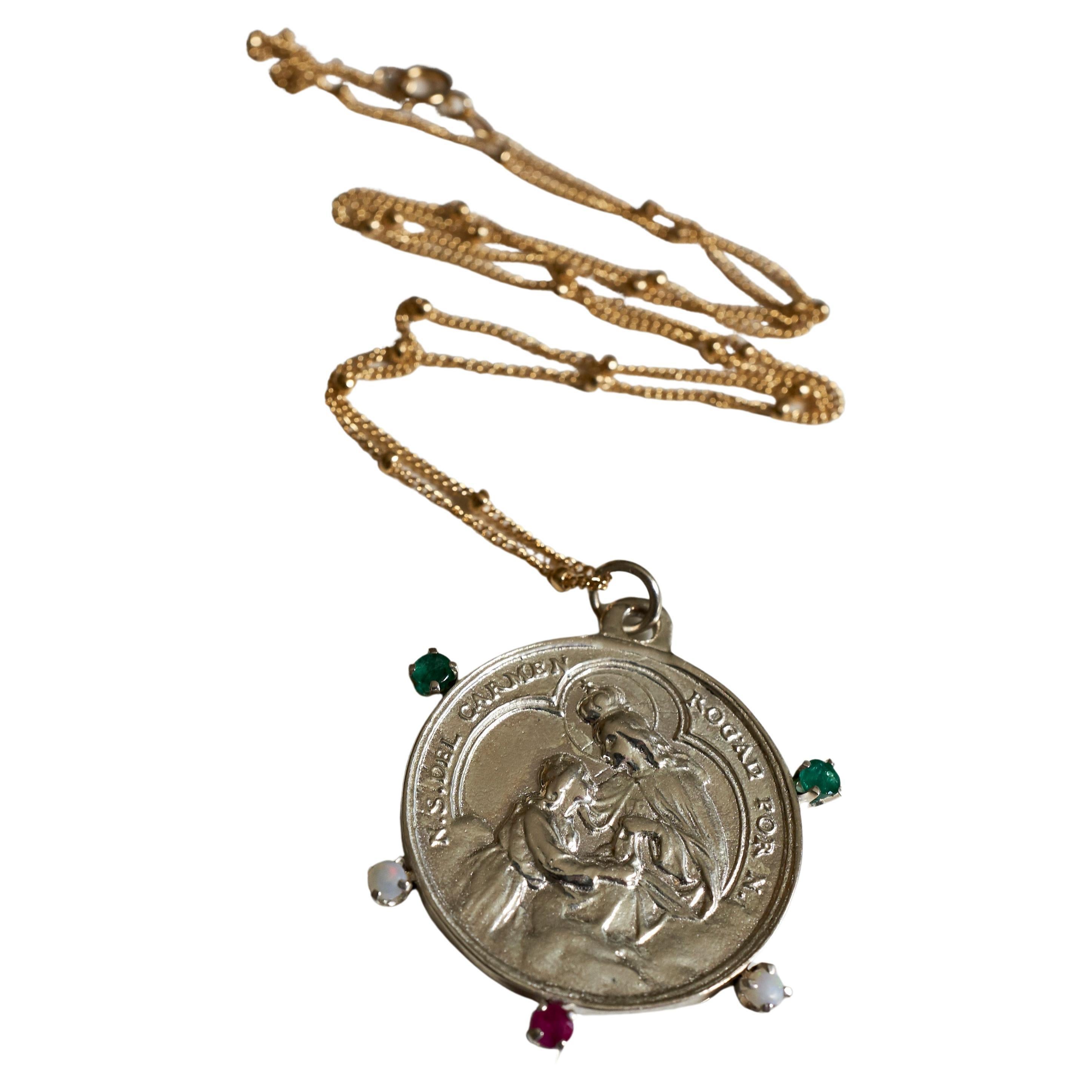 Collier médaille de la Vierge Marie en émeraude, rubis et opale, pendentif en argent, chaîne remplie d'or J en vente