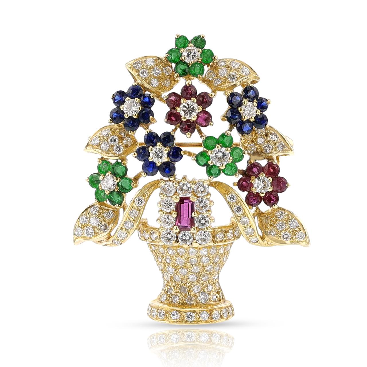 Broche Bouquet floral en émeraude, rubis, saphir et diamant, réalisée en or jaune 18 carats. Les dimensions sont de 1,50 x 1,25 pouce. Le poids total de la broche est de 11,20 grammes.