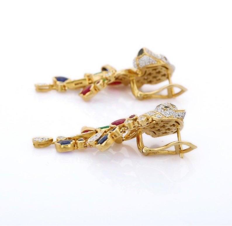 Panther-Ohrringe aus 14 Karat Gold mit Smaragd, Rubin, Saphir und Diamant (Moderne) im Angebot