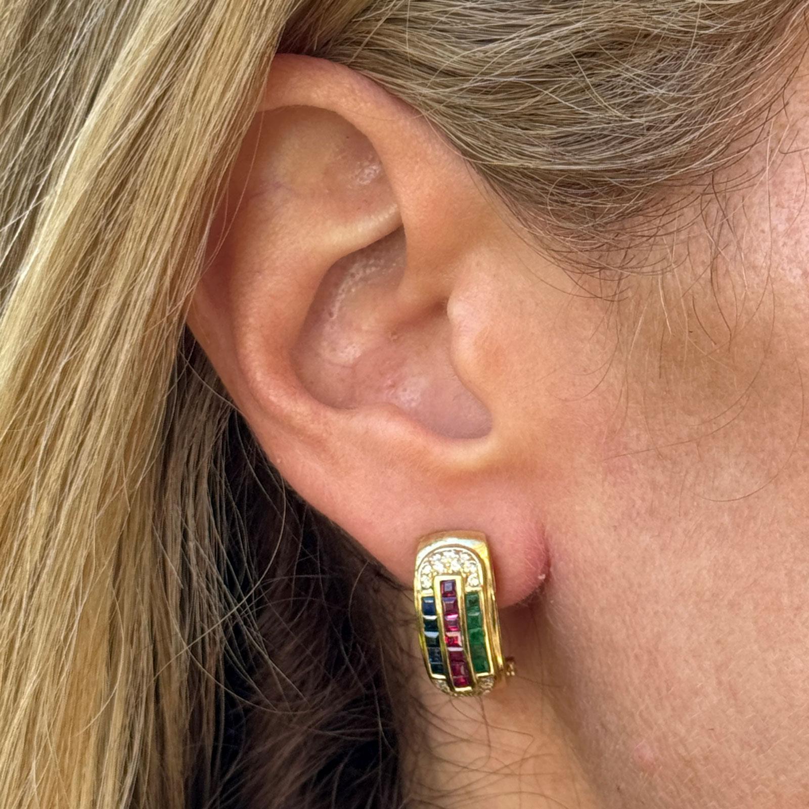 Diese farbenfrohen Ohrringe aus 18-karätigem Gelbgold aus dem späten 20. Jahrhundert bestechen durch eine lebendige Mischung aus Edelsteinen. Das Design zeichnet sich durch kanalgefasste Rubine, Saphire und Smaragde aus, die von 36 runden Diamanten