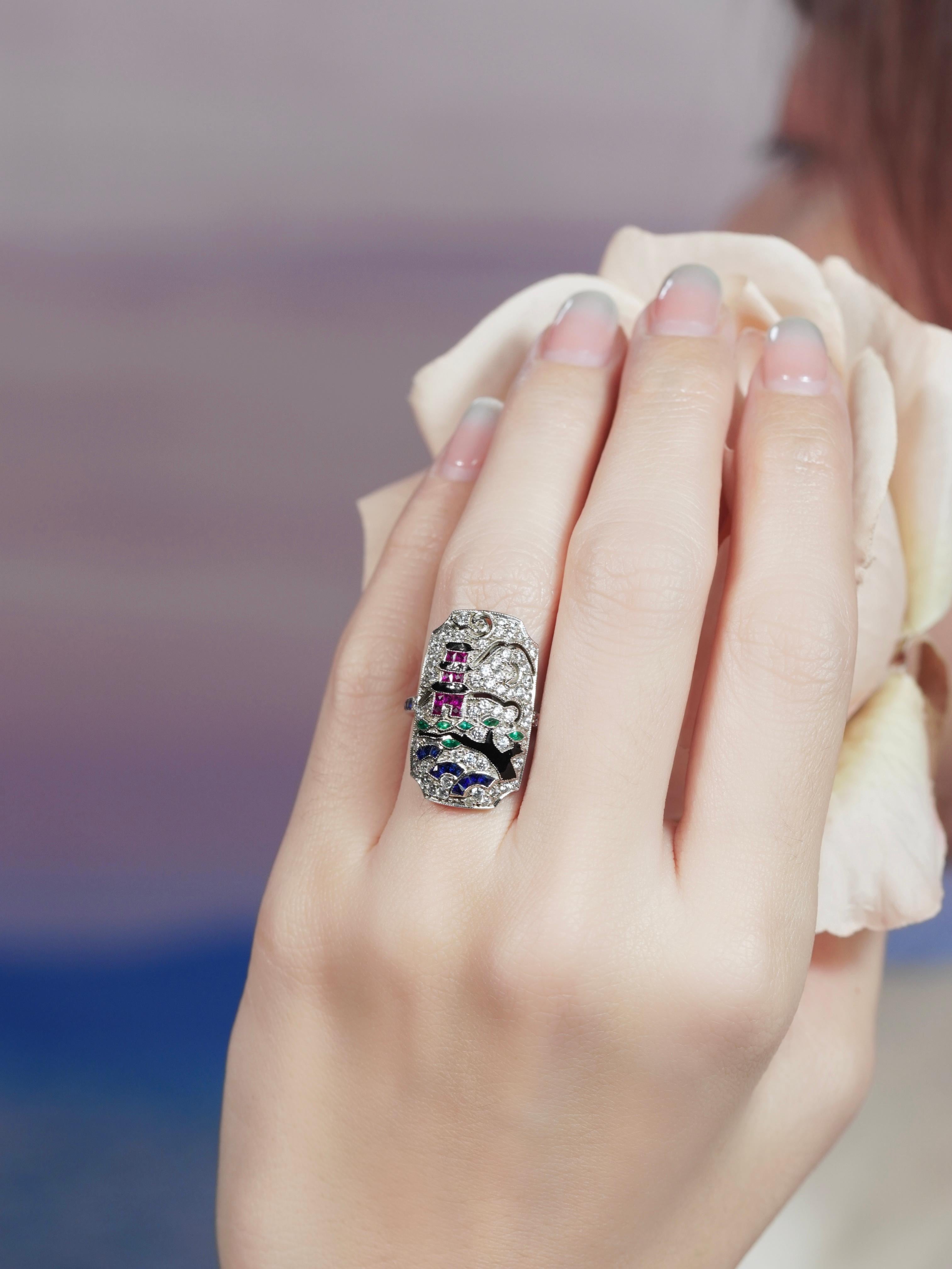 Der Ring im antiken Stil fängt die Eleganz einer japanischen Szenerie durch meisterhafte Edelstein- und Emaillearbeiten ein. Die Struktur der Pagode wird durch leuchtend rote Rubine zum Leben erweckt, während das Dach mit feinen Emaille-Details