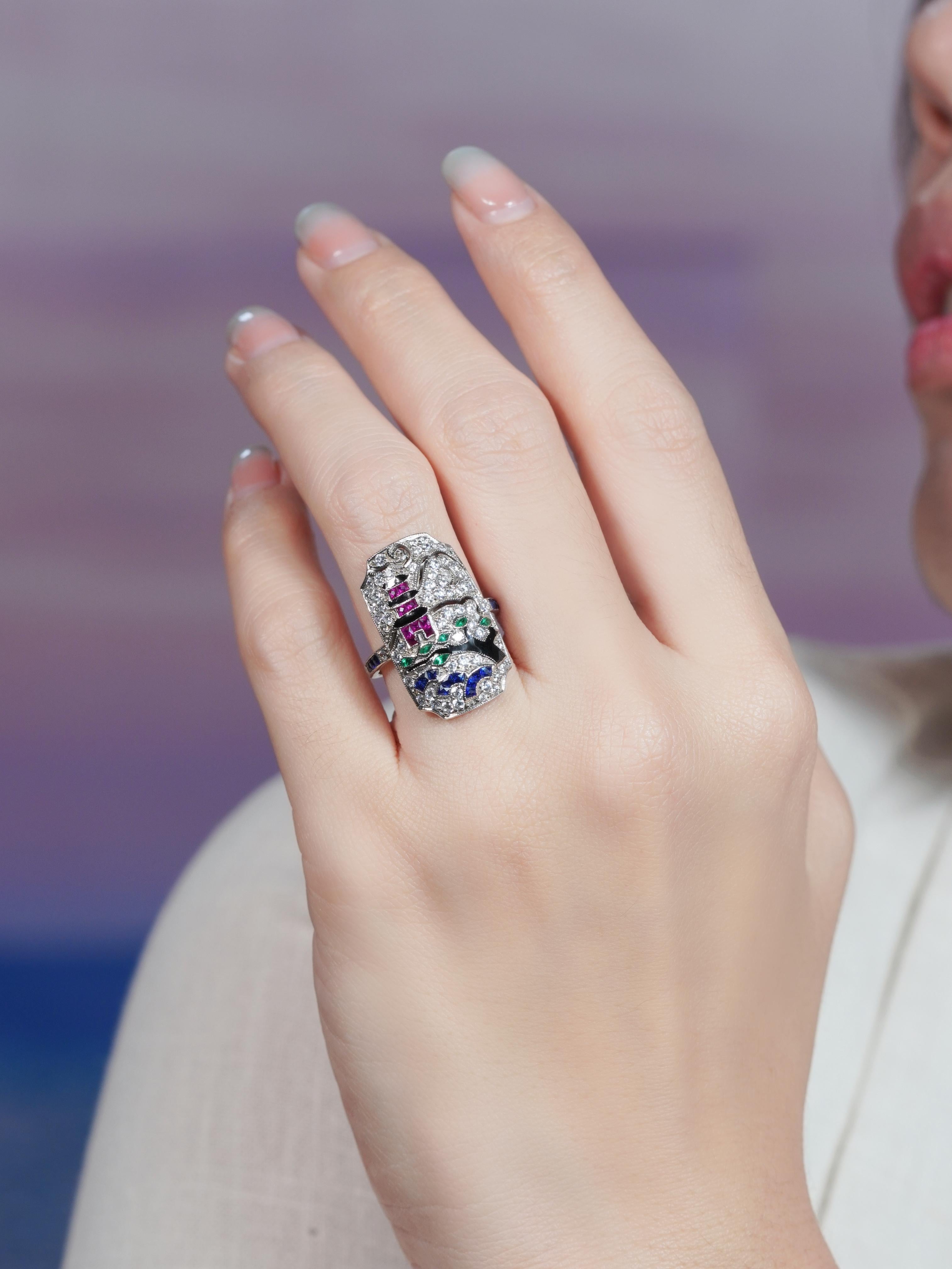 Art Déco Anello con smeraldo, rubino, zaffiro, diamante, smalto e paesaggi giapponesi in oro bianco 18 carati in vendita