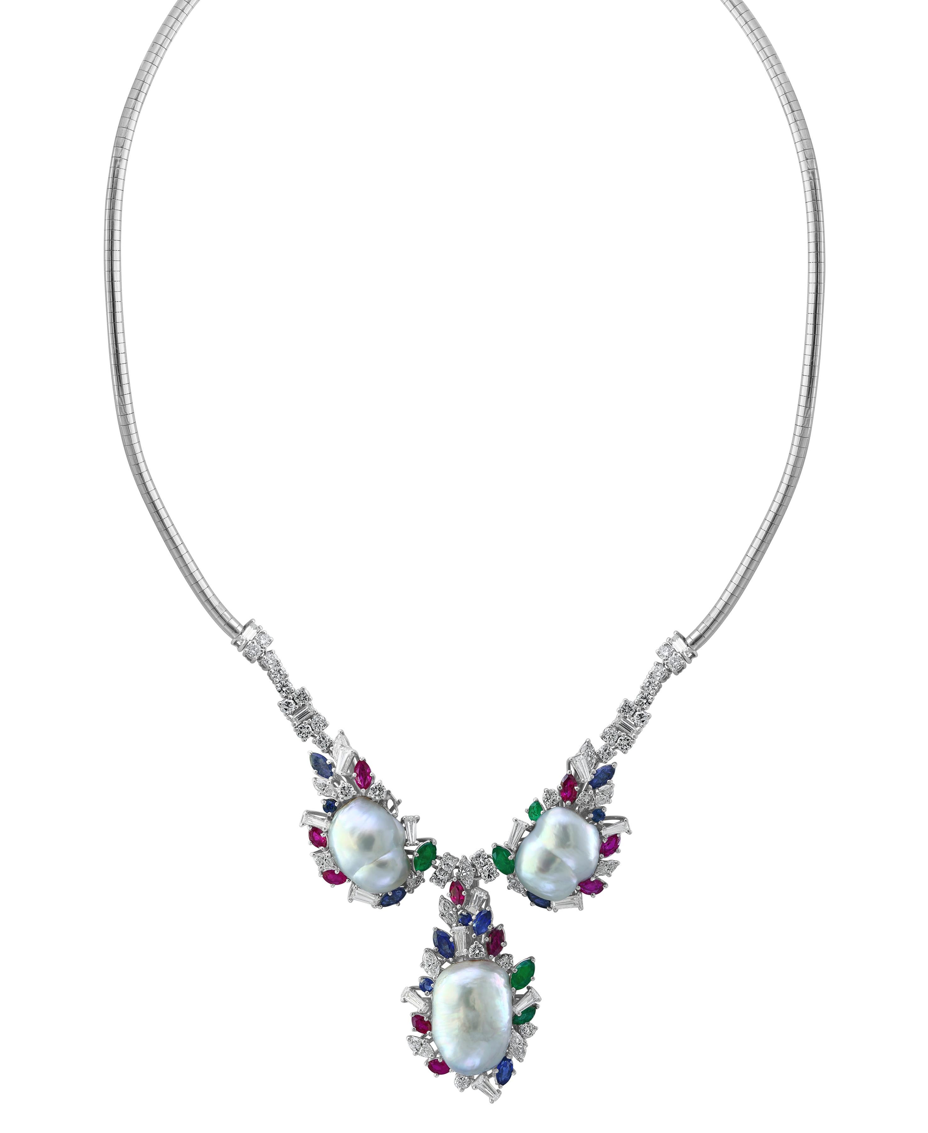 Smaragd Rubin Saphir Diamant Perle  Halskette  Satz in 18 K Gold
Schöne Halskette
Diese Halskette hat alle Edelsteine 
Alle sind Bigli  und beste Qualität.
Das Gesamtgewicht der Farbsteine beträgt etwa  5,0 ct
Diamanten  etwa 6,5 ct
der mittlere
