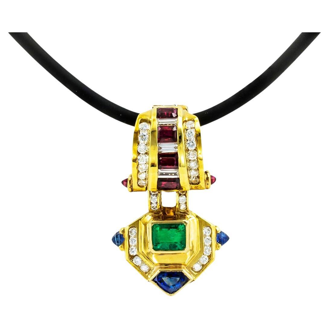 Pendentif en or jaune orné d'émeraudes, de rubis, de saphirs et de diamants en vente