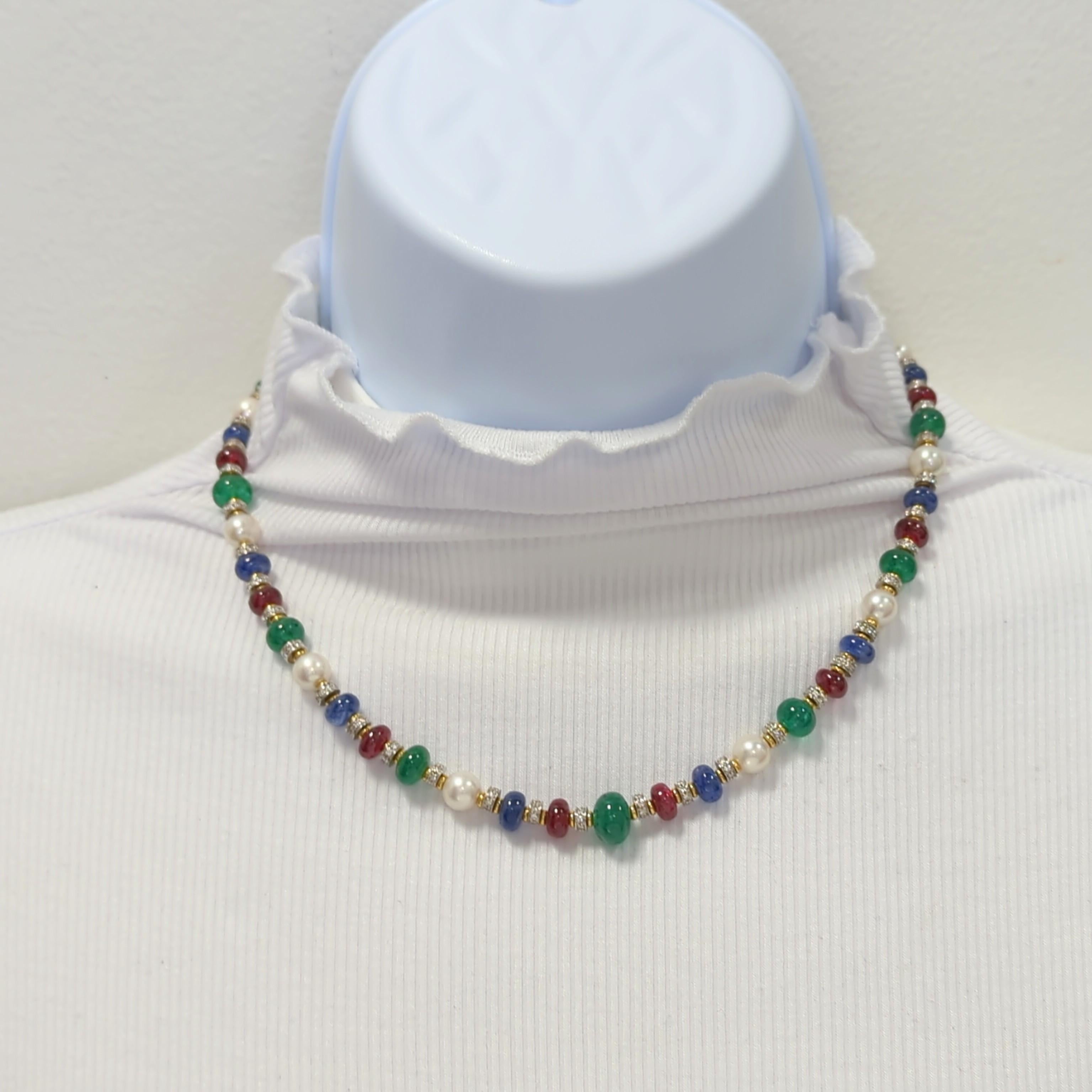 Wunderschöne Perlen aus Smaragden, Rubinen und blauen Saphiren mit weißen Perlen und weißen Diamanten.  Handgefertigt aus 18 Karat Weiß- und Gelbgold.  Die Länge beträgt 17,25