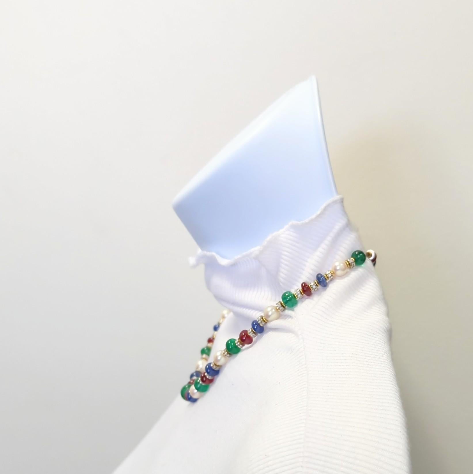 Perlenkette aus 18 Karat Gold mit Smaragd, Rubin, Saphir, Perle und weißen Diamanten im Zustand „Neu“ im Angebot in Los Angeles, CA