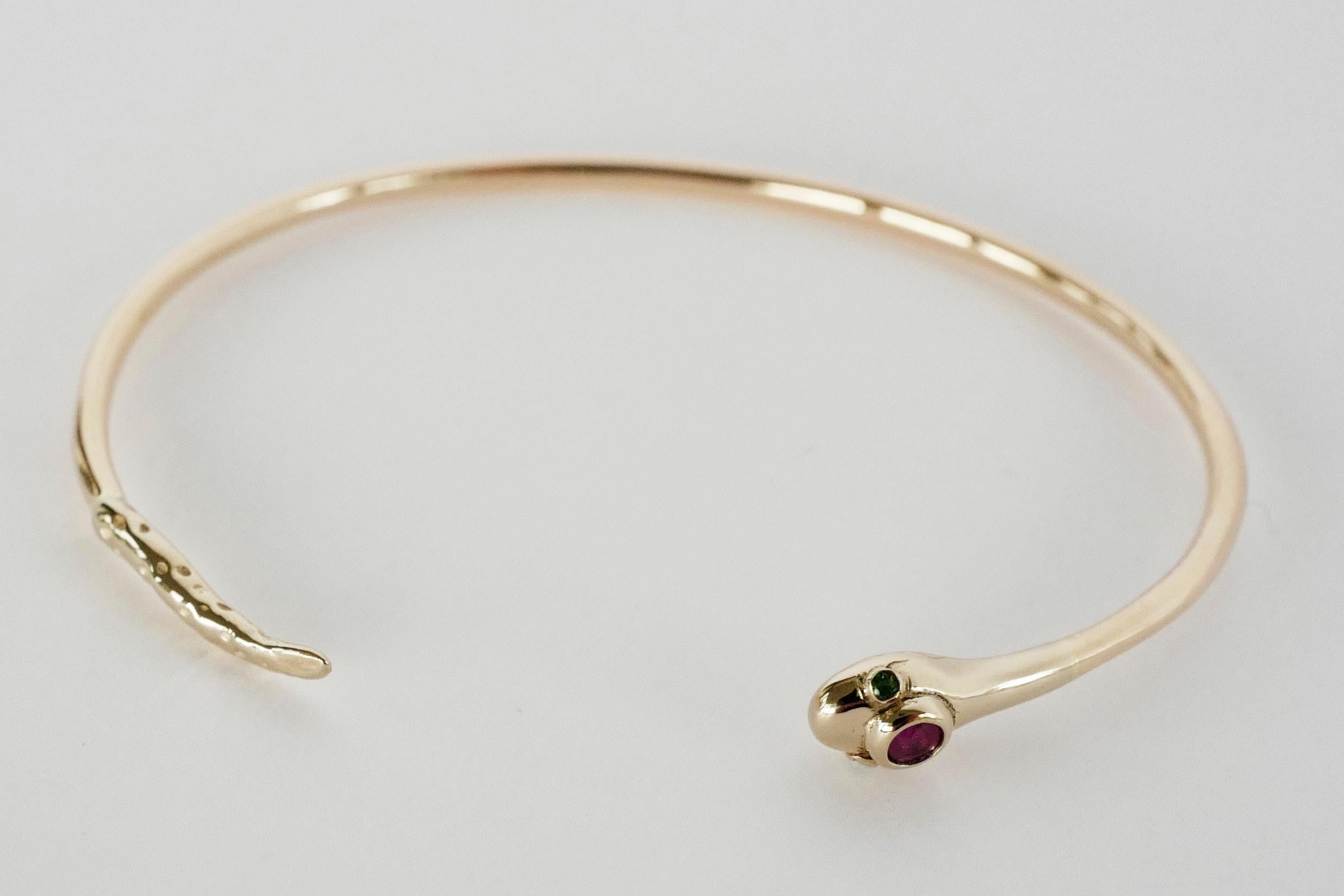 J Dauphin Bracelet manchette jonc serpent en bronze avec émeraudes et rubis en vente 1