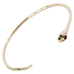 J. Dauphin Bracelet manchette en forme de serpent avec émeraude et rubis