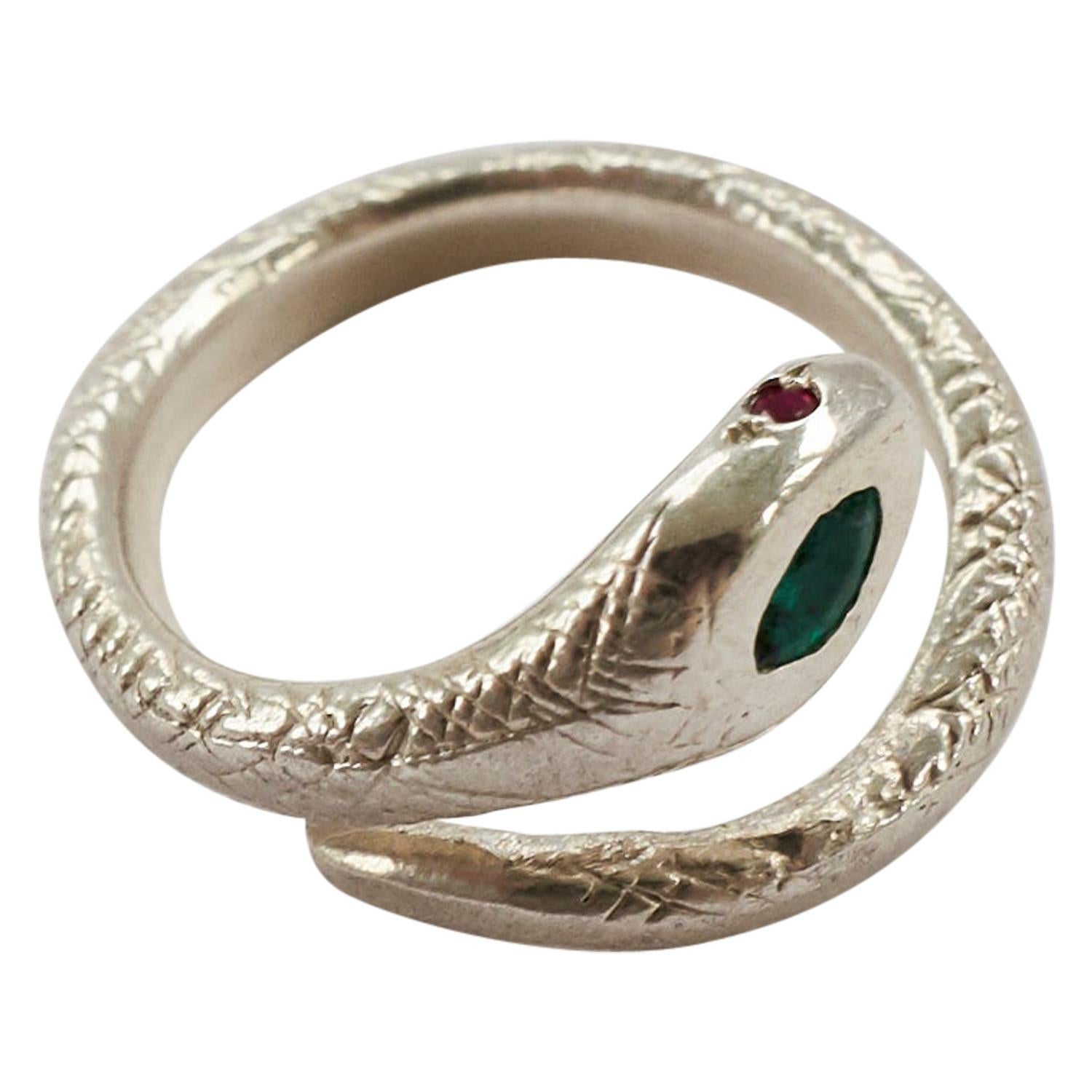 Vittoriano Anello a forma di serpente in oro bianco con smeraldo e rubino in vendita