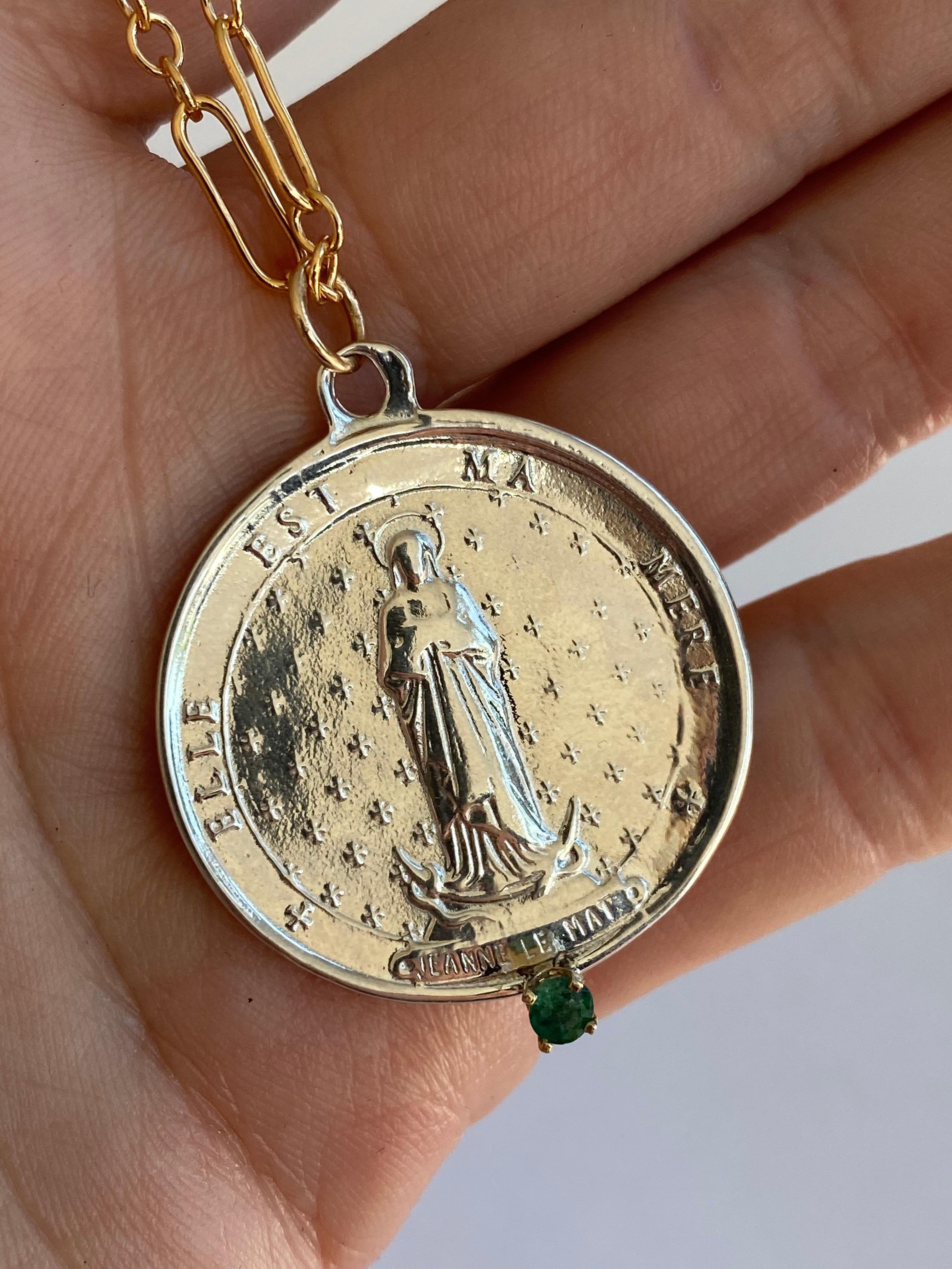 Emerald Saint Medal Coin Silver Jeanne Le Mat Necklace Gold Filled Chain J Dauphin

Exclusive piece with a Round Silver Medal Coin with French Saint Jeanne Le Mat and an Emerald set in a Gold prong hanging on a gold filled Chain. Necklace is 28