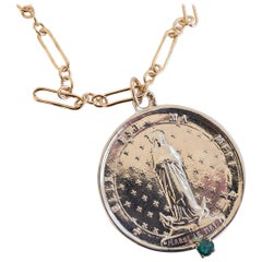 Chaîne collier J Dauphin Jeanne Le Mat en argent avec pièce de monnaie Saint Médaillon et émeraude
