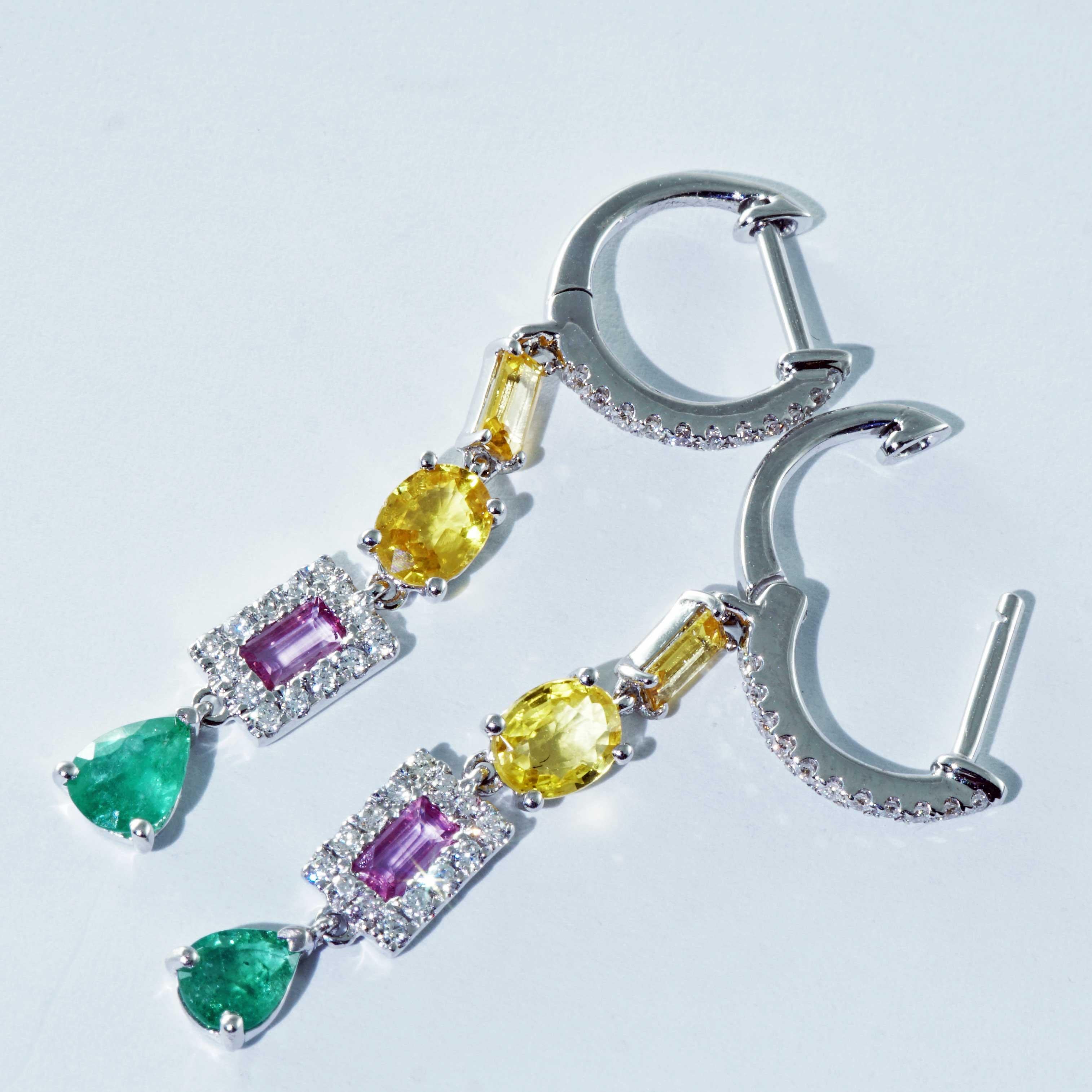 passt perfekt zu unseren Confetti Style Halsketten...denn bunt ist angesagt, 2 Smaragdtropfen gesamt ca. 0,50 ct, 4 gelbe und 2 rosa Saphire gesamt ca. 1,20 ct in wunderschöner Farbqualität und 50 Brillanten im Vollschliff gesamt ca. 0. 26 ct, W