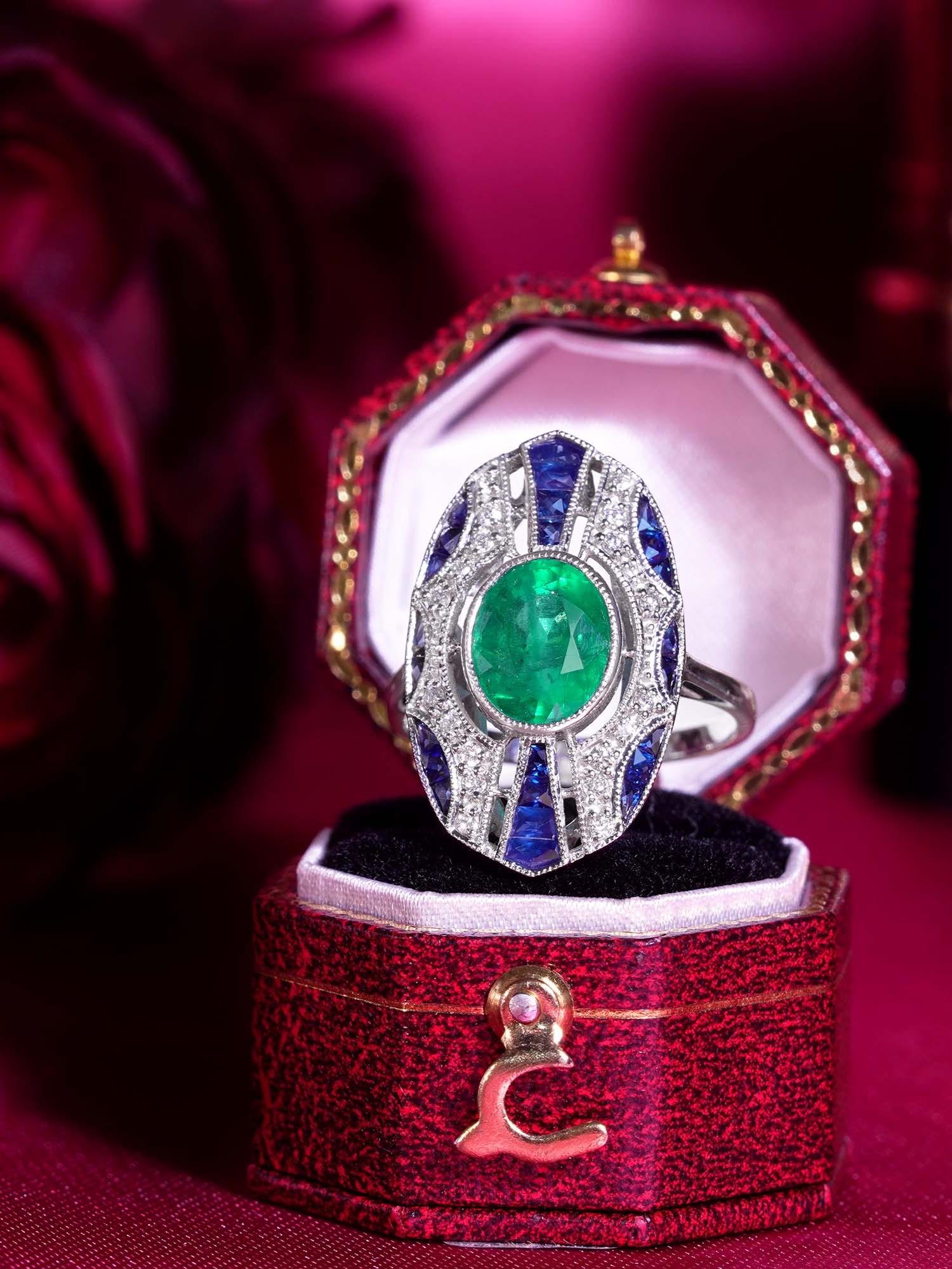 Émeraude  Saphir et diamant  Bague de table de style Art déco en or 18 carats Pour femmes en vente