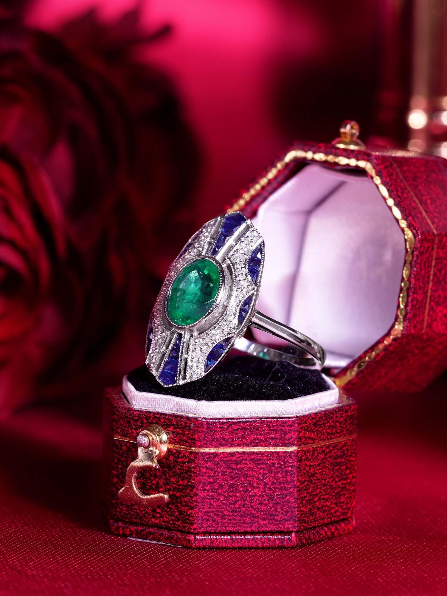 Émeraude  Saphir et diamant  Bague de table de style Art déco en or 18 carats en vente 1