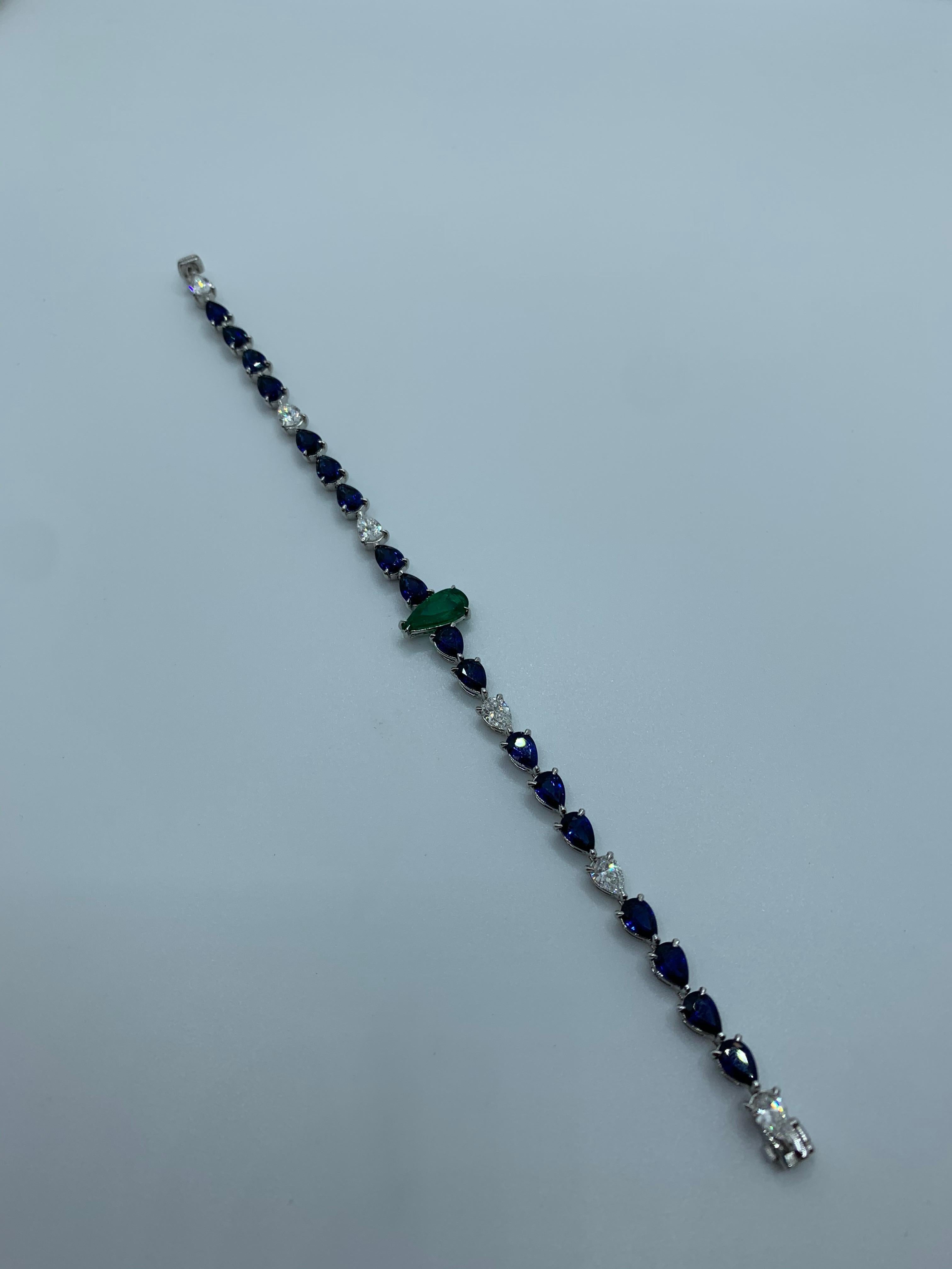 Contemporaneo Bracciale con zaffiro smeraldo e diamanti a forma di pera in vendita