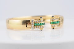 Pulsera brazalete de oro amarillo de 18 quilates con cabujón de esmeralda, zafiro y diamantes