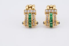 Pulsera brazalete de oro amarillo de 18 quilates con cabujón de esmeralda, zafiro y diamantes