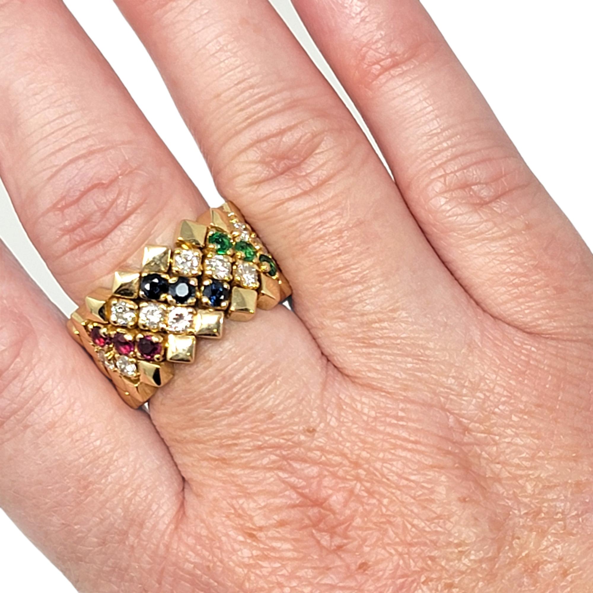 Magnifique bague à maillons multiples avec une jolie touche de couleur et d'éclat ! Cette bague unique présente 5 rangées de maillons en forme de diamant en or jaune 14 carats poli, dans un design flexible. La moitié avant de la bague est ornée de