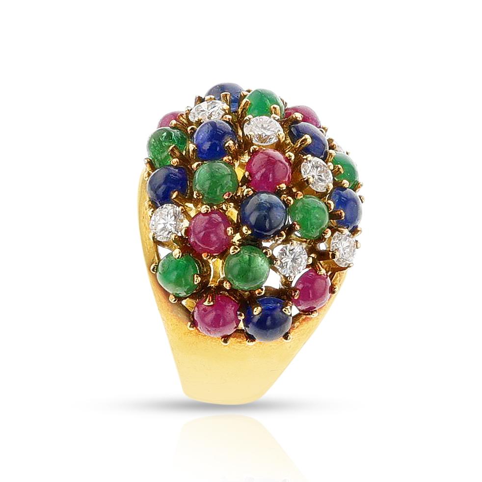 Taille cabochon Bague bombe en émeraude, saphir, rubis et diamant, 18k en vente
