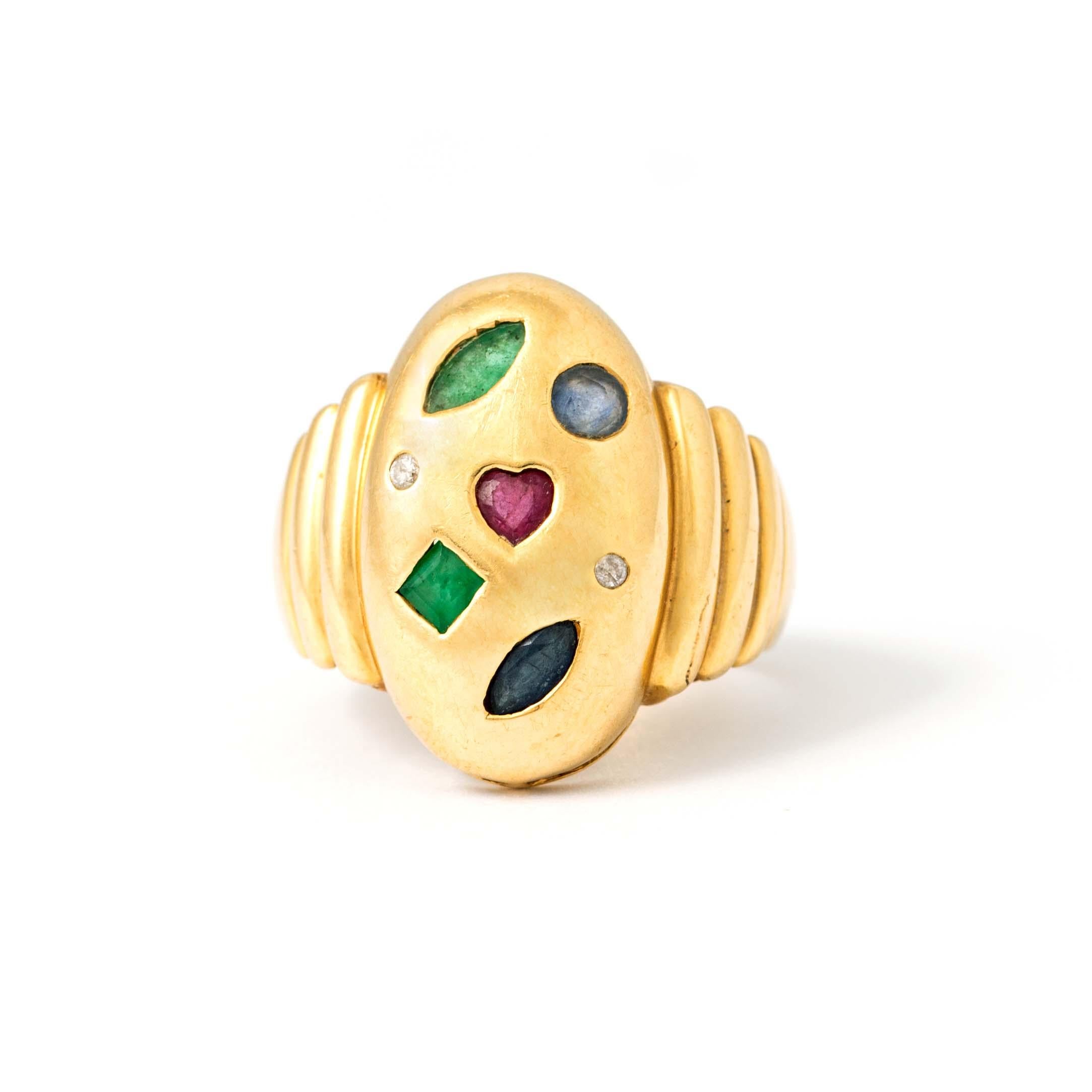18 Karat Gelbgold Ring mit Smaragd, Saphir, Rubin und Diamant (Herzschliff) im Angebot
