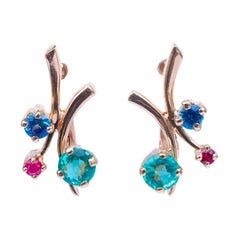 Boucles d'oreilles en or 14k avec émeraudes, saphirs et rubis. Petites boucles d'oreilles en or.