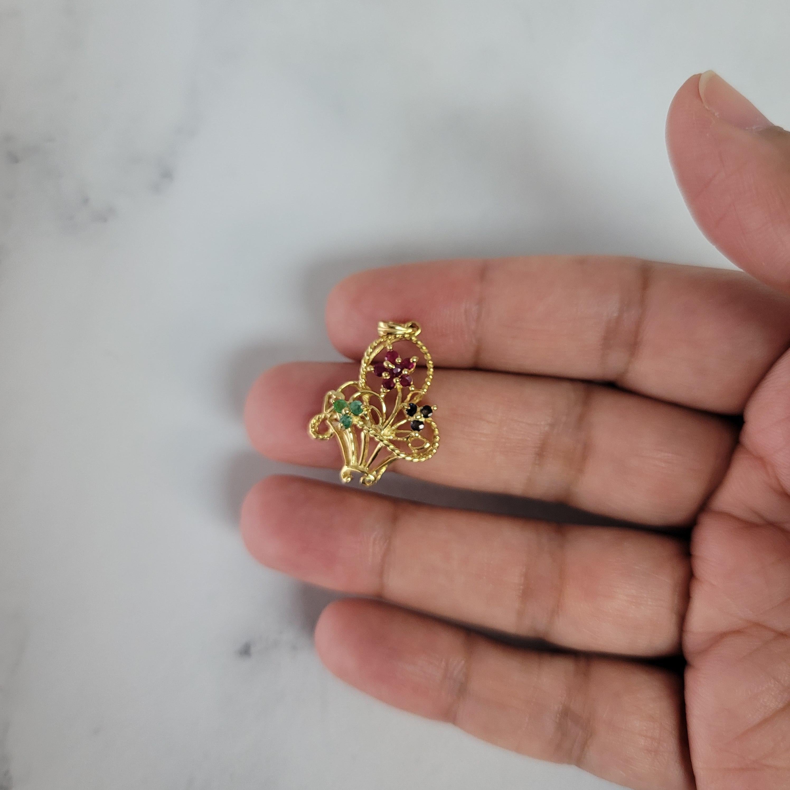 Taglio rotondo Collana con cesto di fiori di smeraldo, zaffiro e rubino in vendita