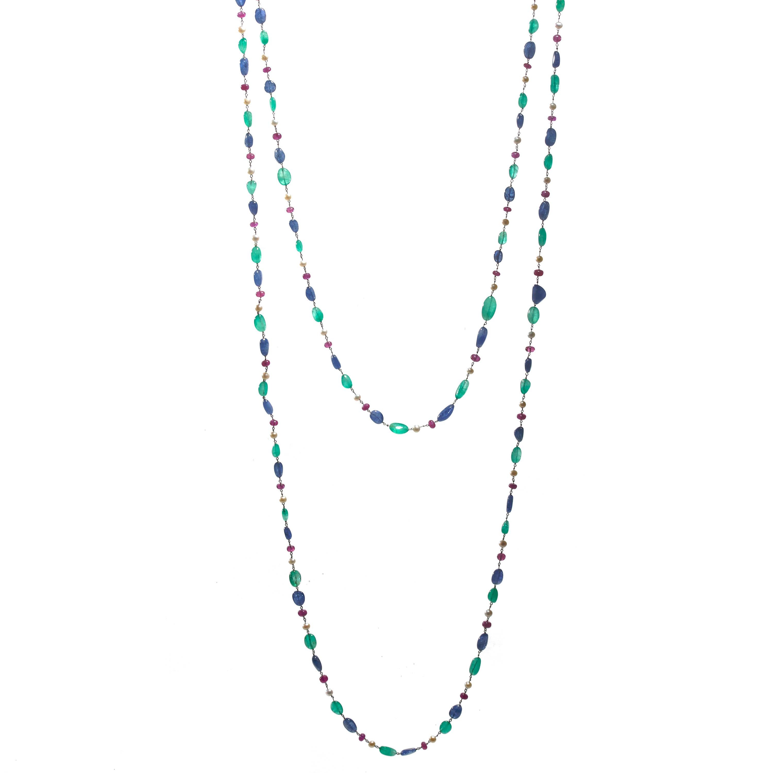 Un sautoir con smeraldo, zaffiro, rubino e perla e oro bianco, con perle cabochon burattate 