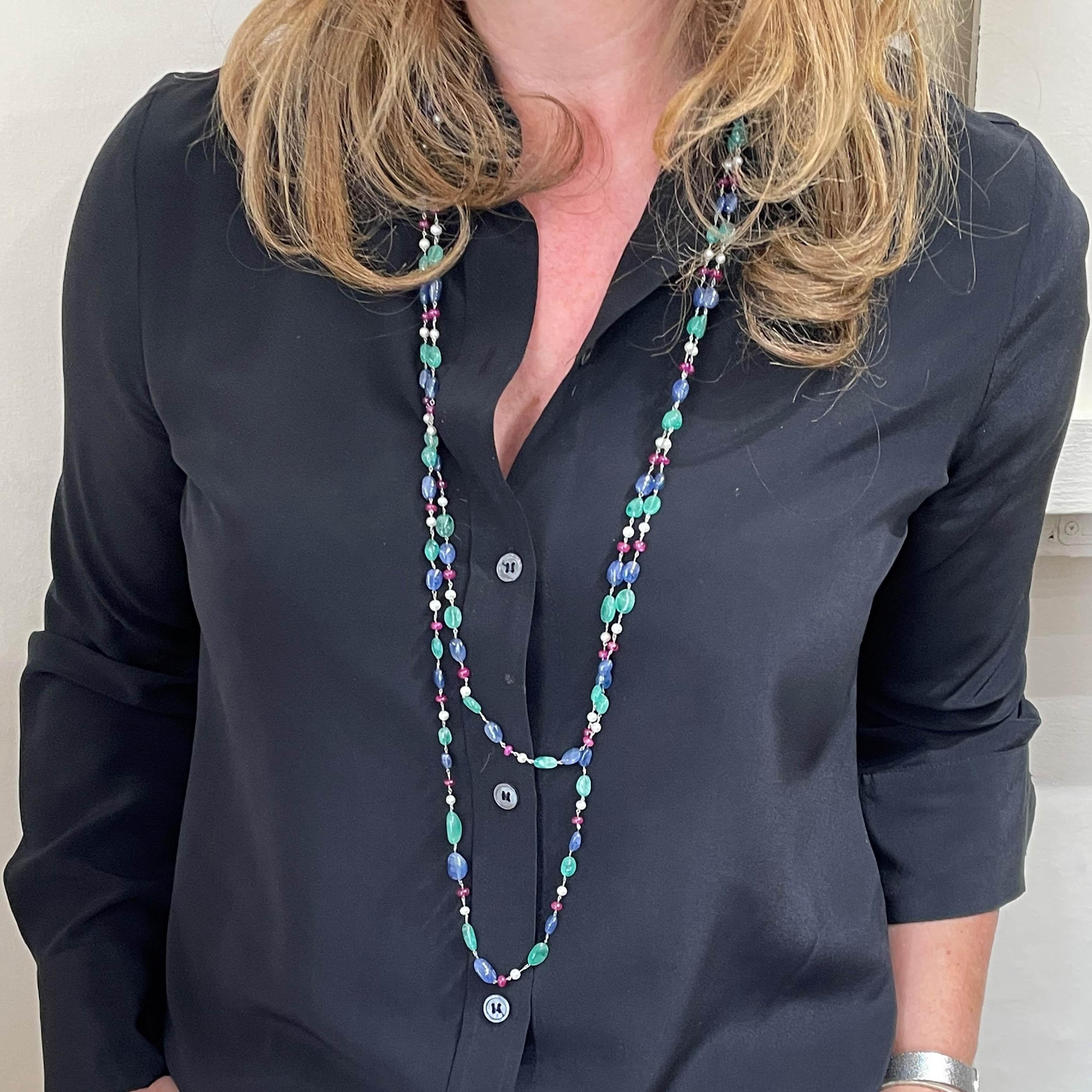 Moderno Collana a catena lunga in oro bianco con smeraldo, zaffiro, rubino e perla in vendita