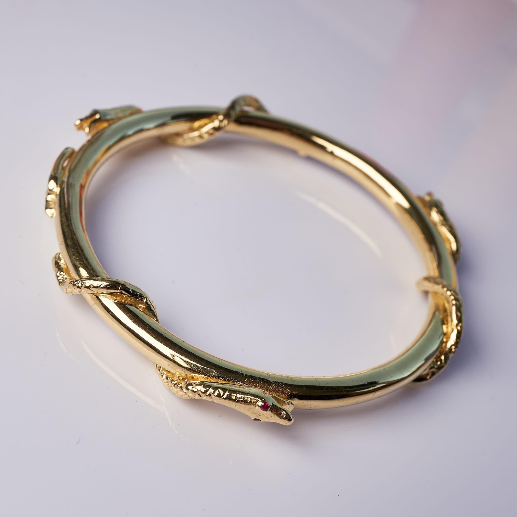Smaragd Saphir Rubin Schlange Armreif vergoldet Armband J DAUPHIN

J DAUPHIN Armspange mit 3 Schlangen, deren Augen mit Smaragden ( 2 ), blauen Saphiren ( 2 ) und Rubinen ( 2 ) besetzt sind
14k vergoldetes Messing

Historisch gesehen stehen