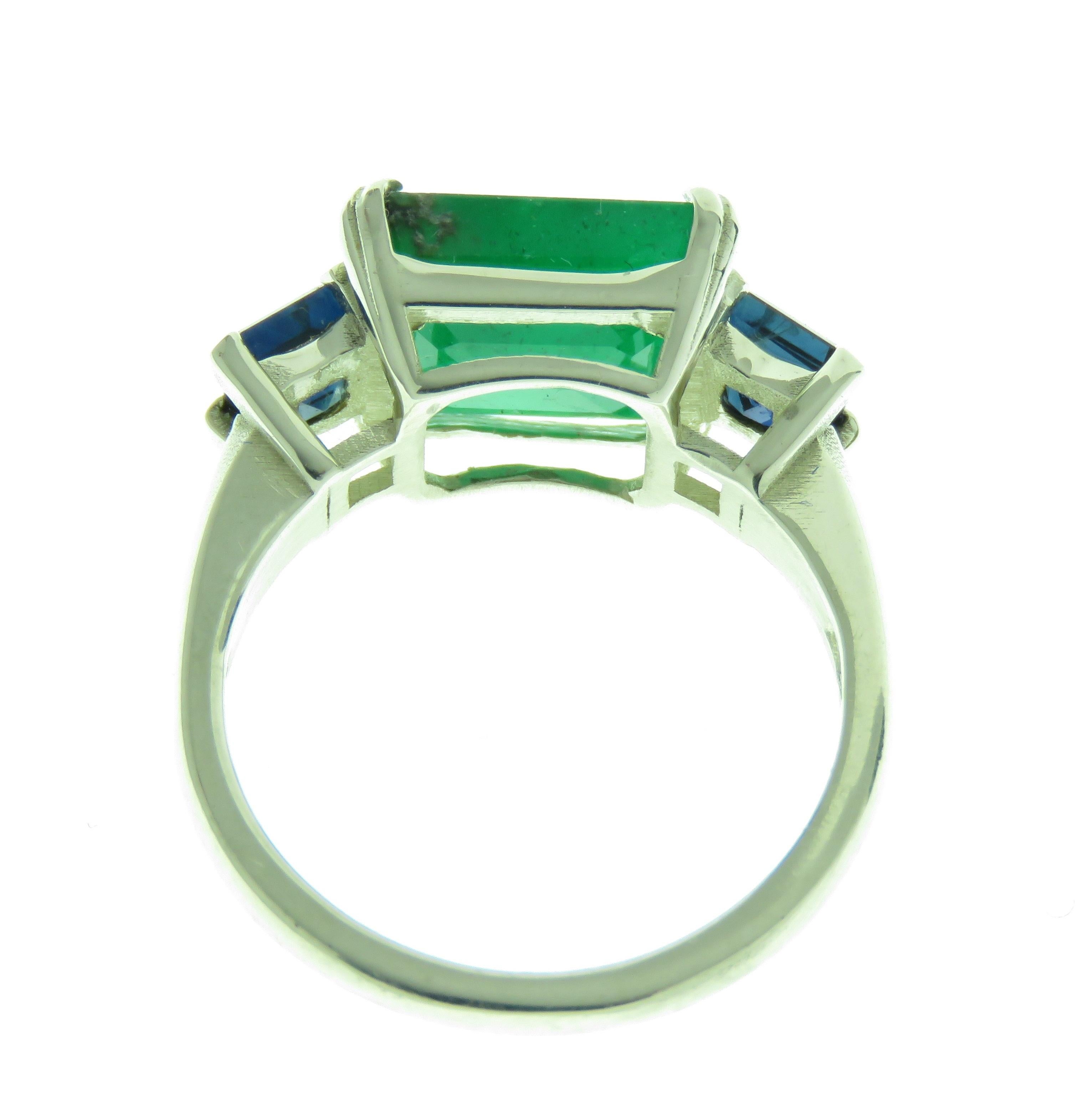Emerald sapphires white gold engagement ring  In New Condition For Sale In Milano, IT