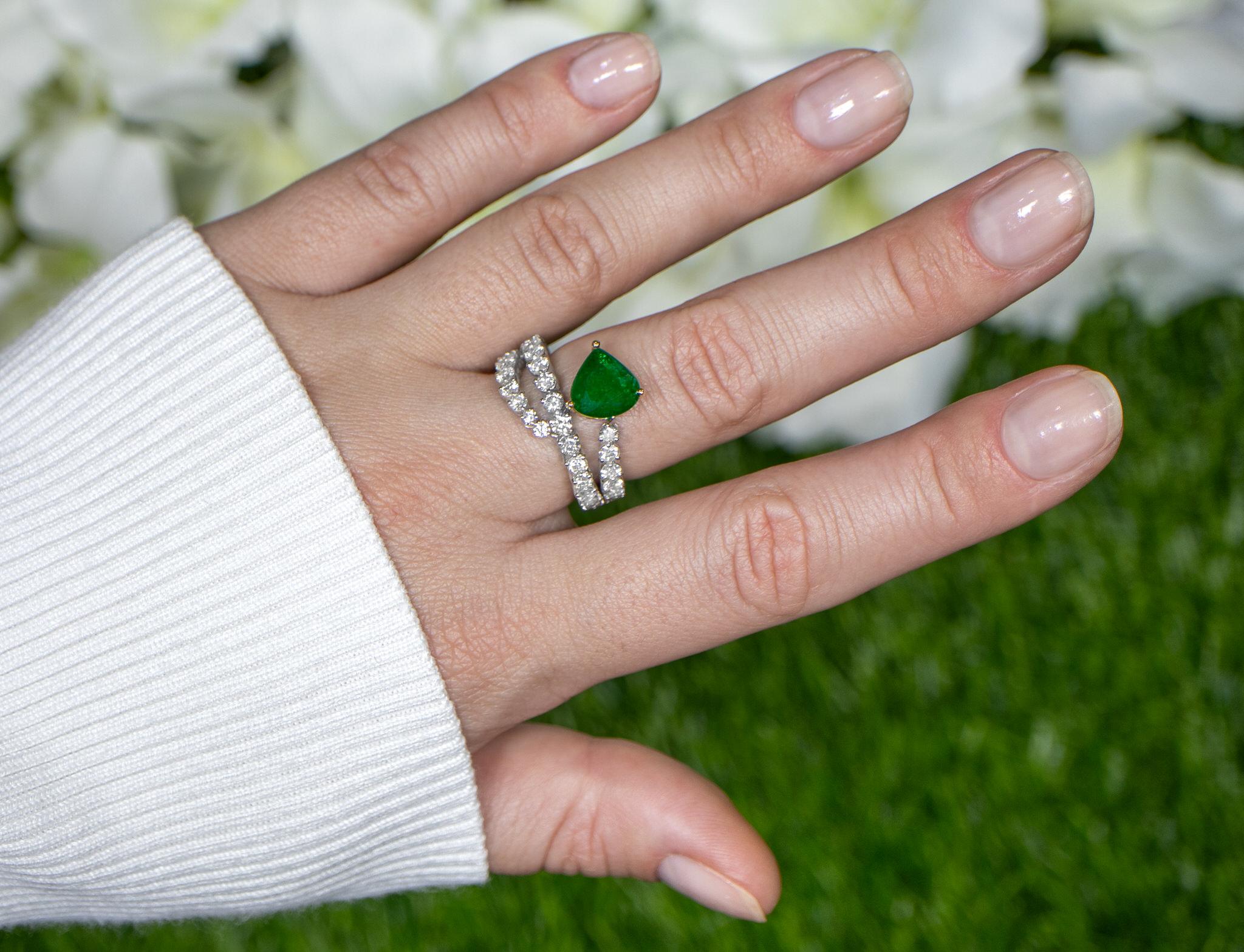 Pear Cut Emerald Serpent Ring With Diamonds 3.41 Carats 18K Gold For Sale