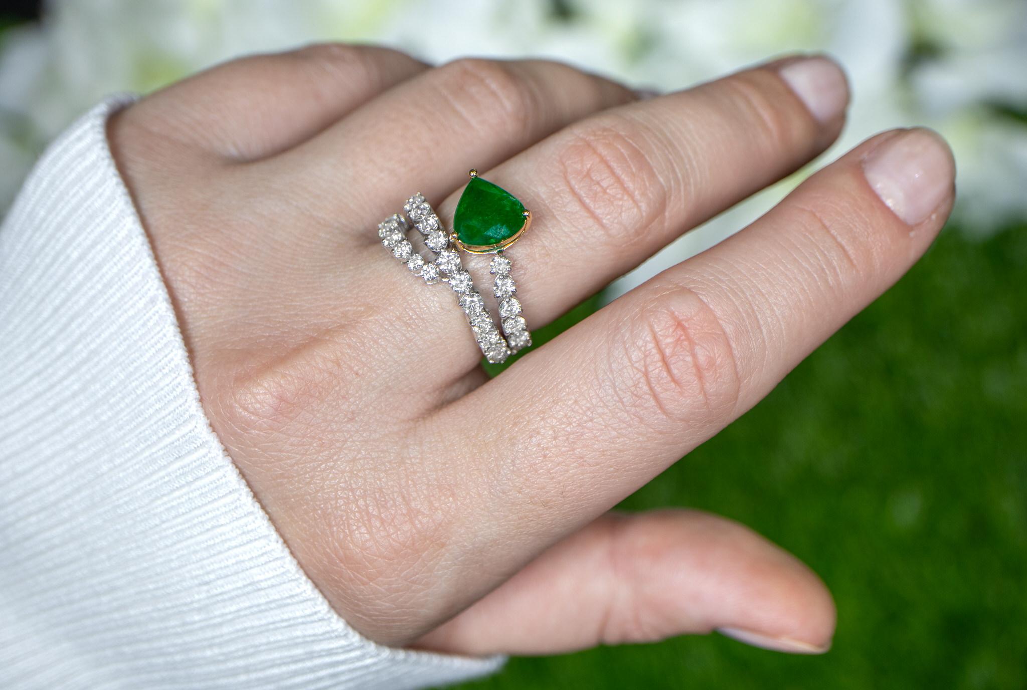 Emerald Serpent Ring With Diamonds 3.41 Carats 18K Gold In Excellent Condition For Sale In Aliso Viejo, CA