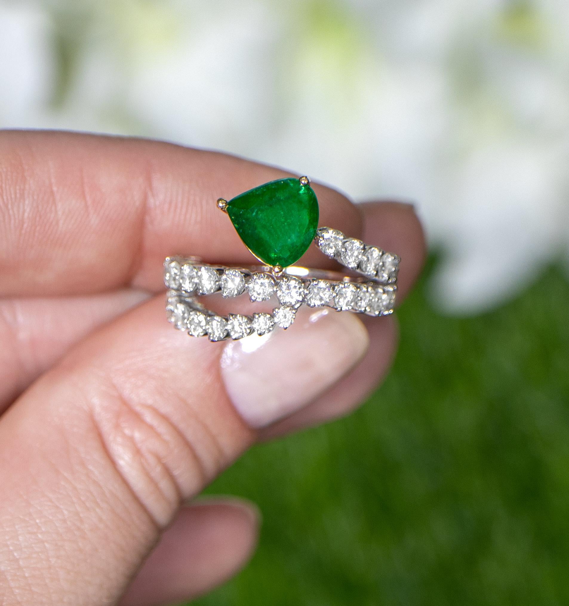 Women's or Men's Emerald Serpent Ring With Diamonds 3.41 Carats 18K Gold For Sale