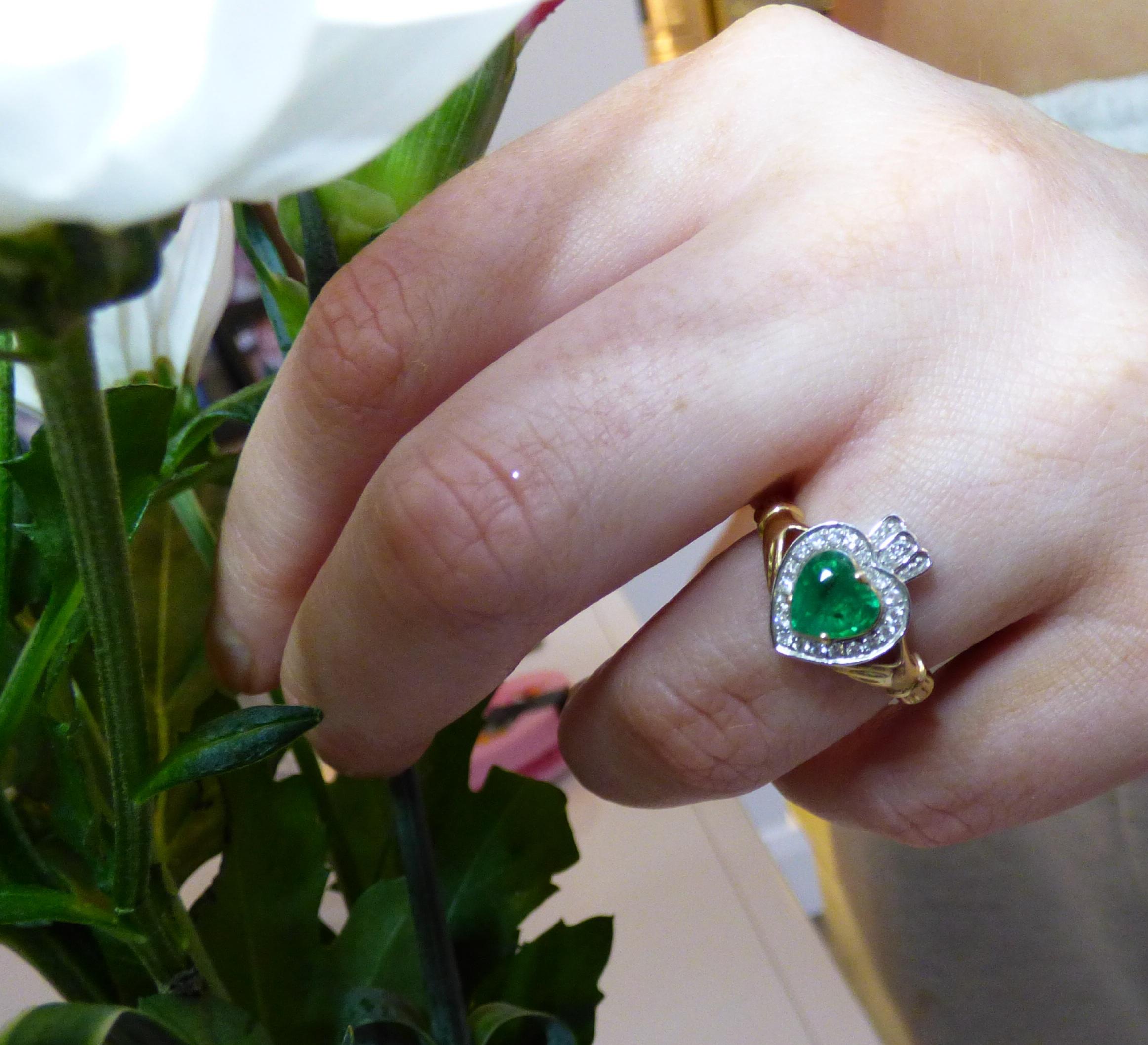 Eine irische Tradition: der Claddagh-Ring. Der Claddagh-Ring ist ein traditionelles irisches Schmuckstück, das Hunderte von Jahren alt ist. Das Design besteht aus zwei verschränkten Händen, die für Freundschaft stehen, einem Herz in der Mitte, das