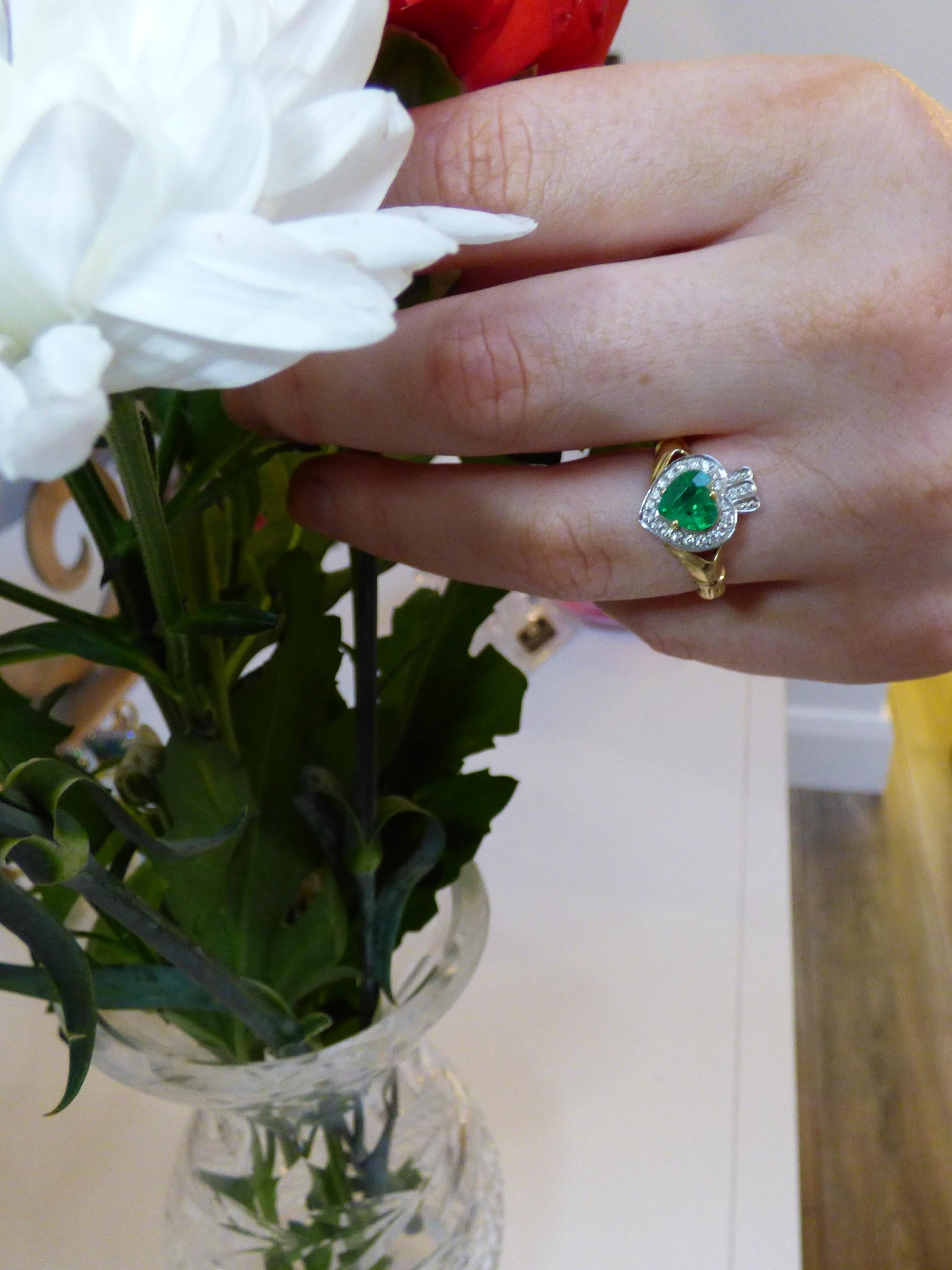 Irischer Claddagh-Ring aus 14 Karat Gold mit Smaragdbesetztem Smaragd und Diamanten (Moderne) im Angebot