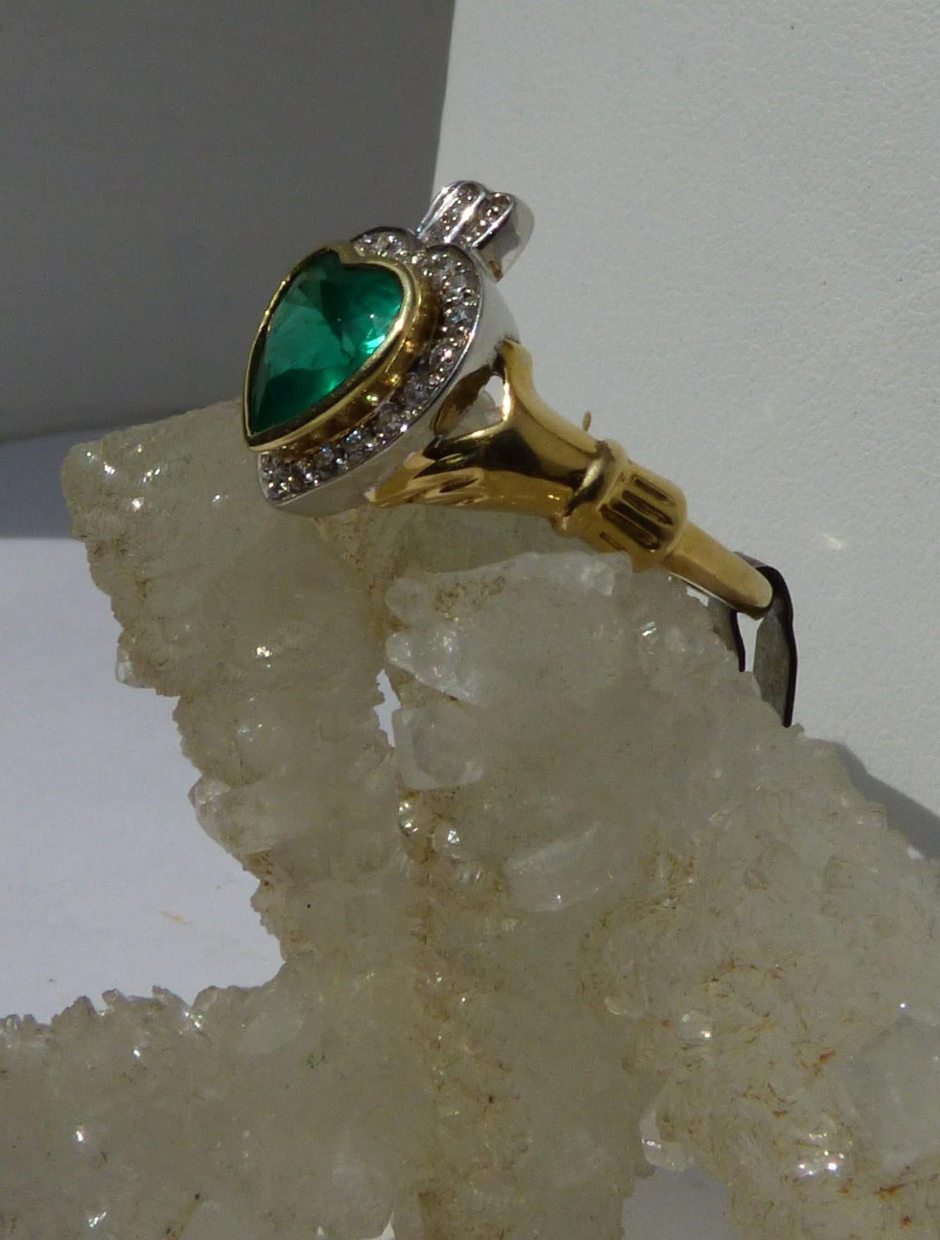 Irischer Claddagh-Ring aus 14 Karat Gold mit Smaragdbesetztem Smaragd und Diamanten (Herzschliff) im Angebot