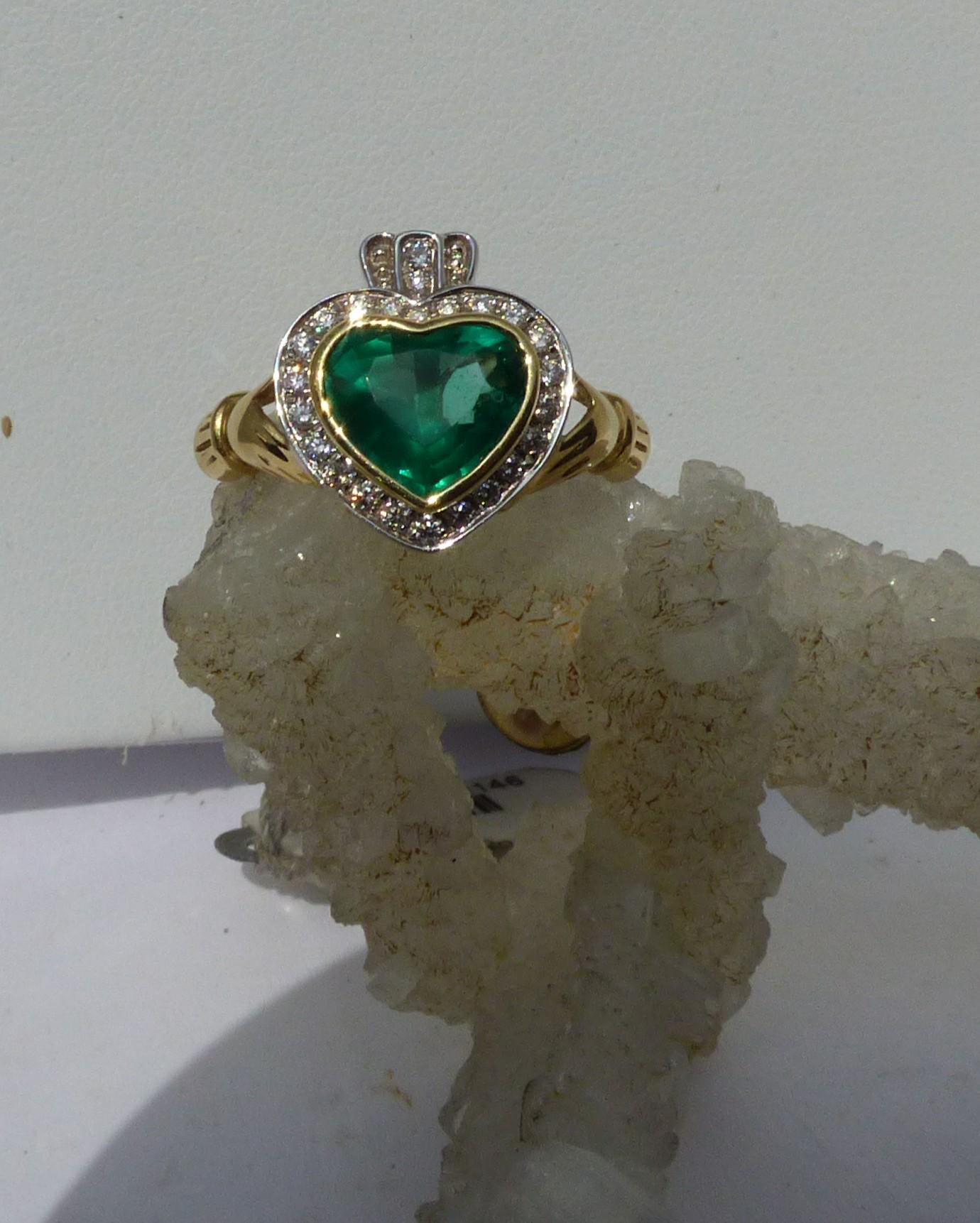 Emerald Set Irish Claddagh ring with Diamonds in 14K Gold In New Condition For Sale In Dublin, IE