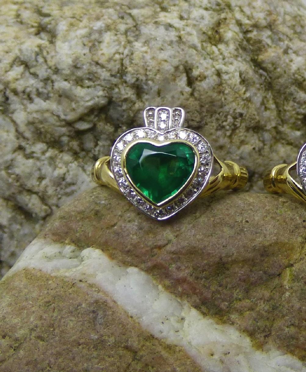 Women's Emerald Set Irish Claddagh ring with Diamonds in 14K Gold For Sale