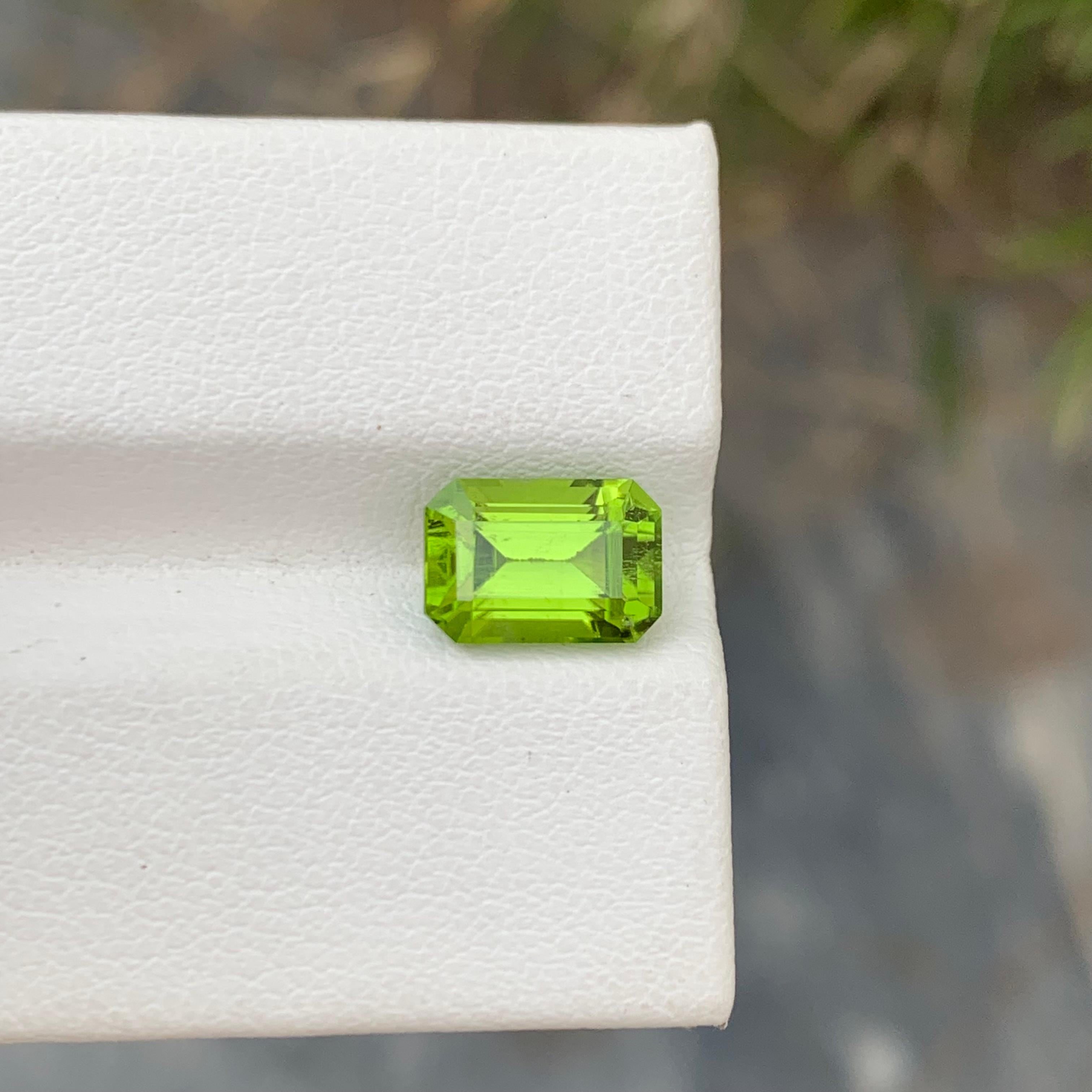 Emerald Shape 2.65 Carat Natural Apple Green Peridot Ring Shape Gem  In New Condition For Sale In Peshawar, PK
