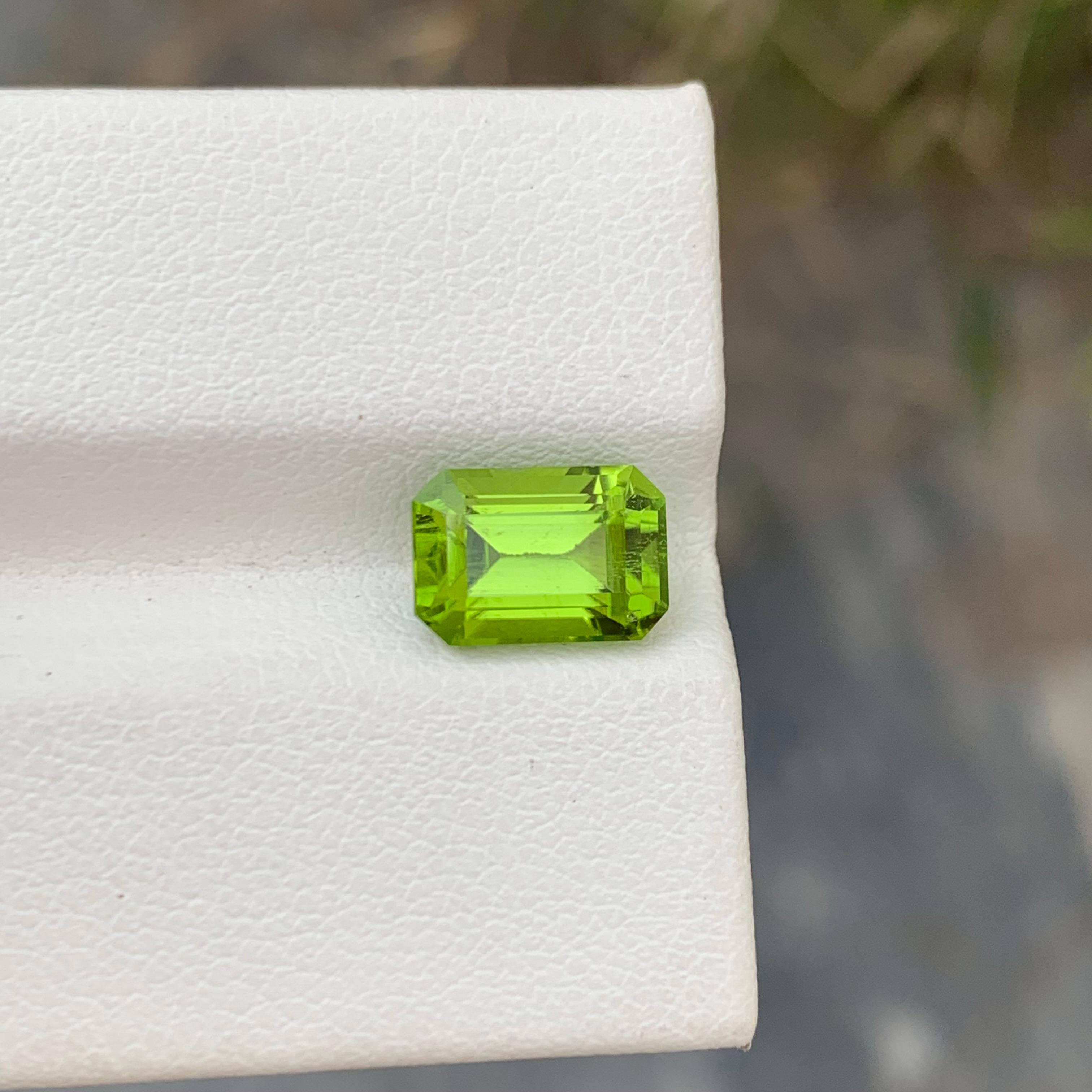 Women's or Men's Emerald Shape 2.65 Carat Natural Apple Green Peridot Ring Shape Gem  For Sale