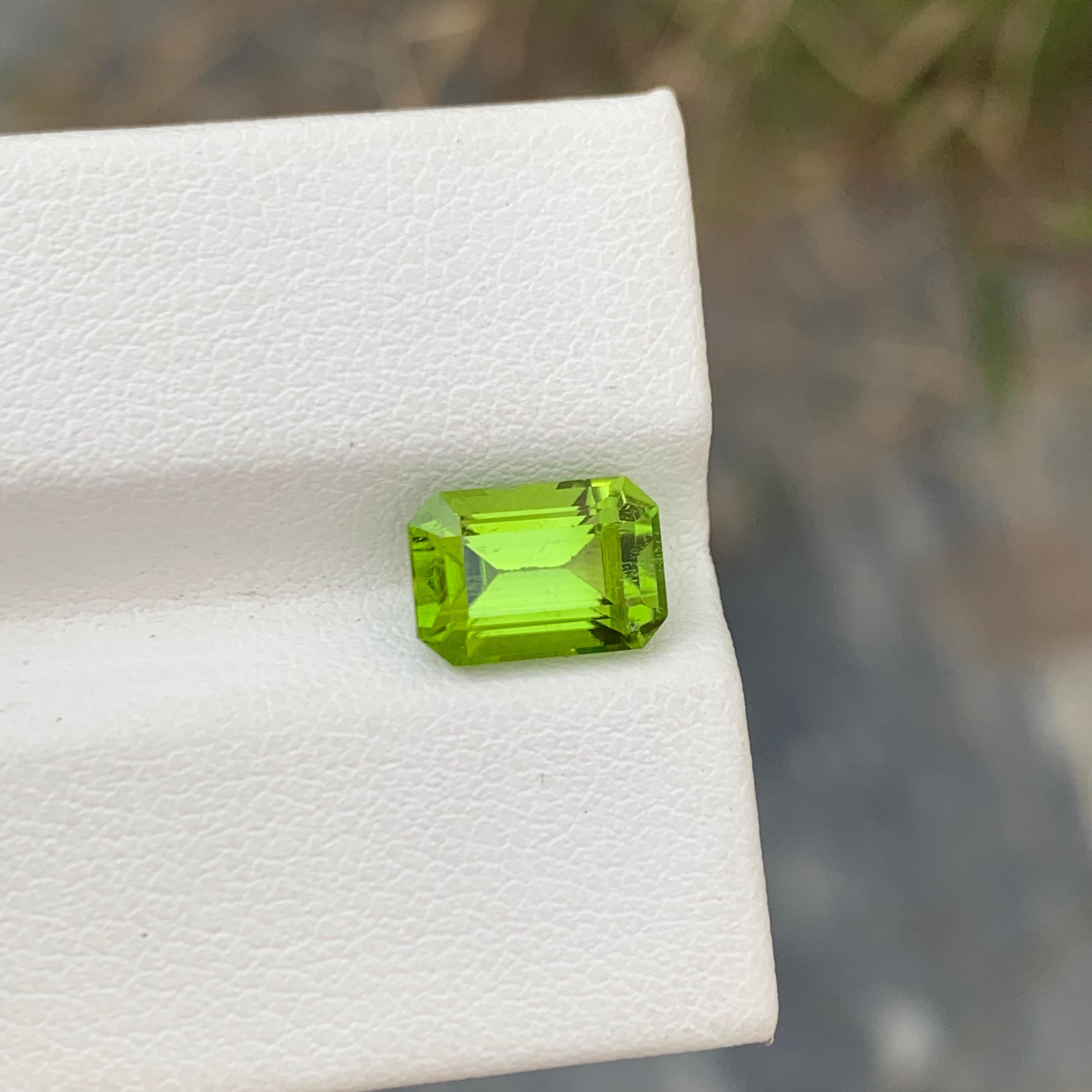 Emerald Shape 2.65 Carat Natural Apple Green Peridot Ring Shape Gem  For Sale 1