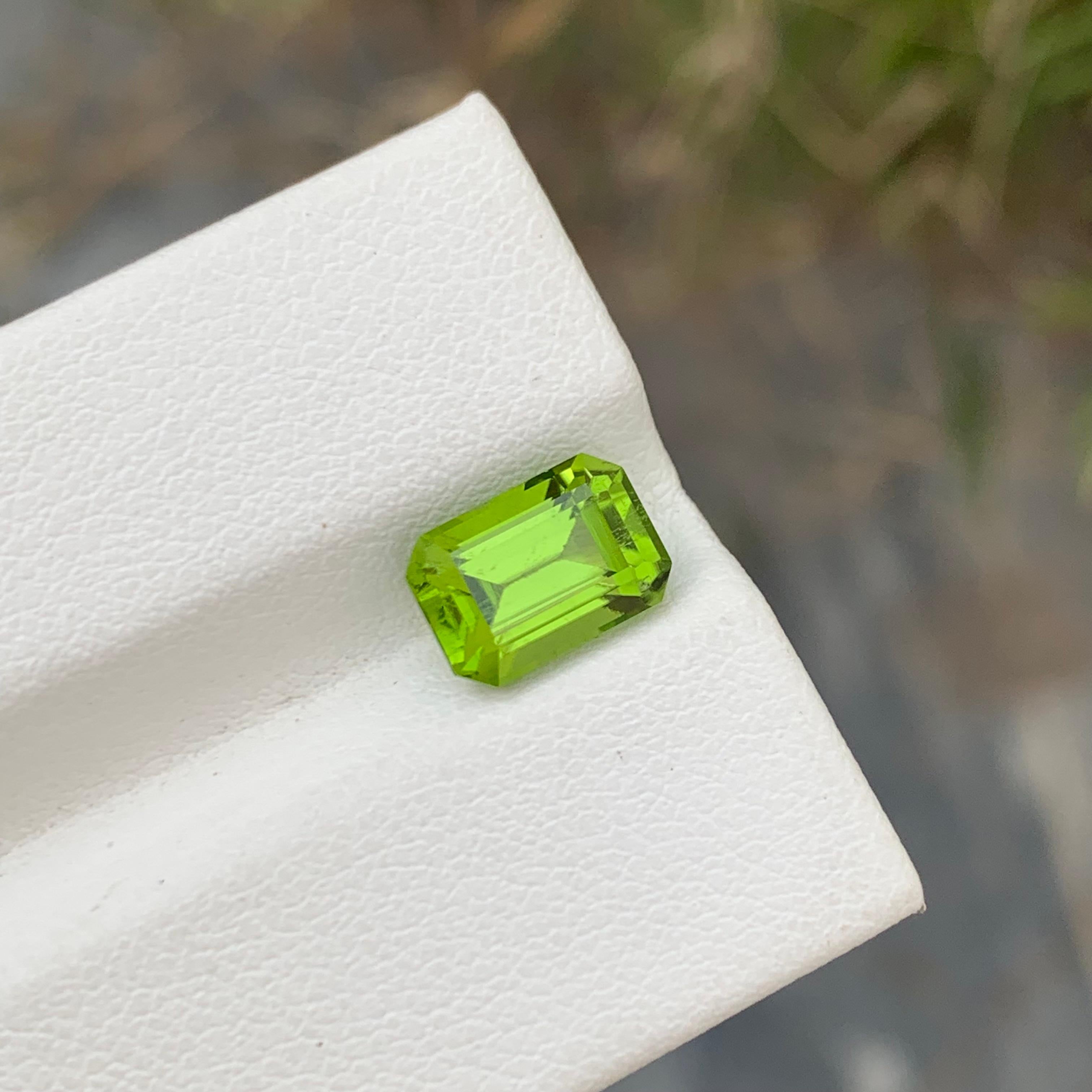 Emerald Shape 2.65 Carat Natural Apple Green Peridot Ring Shape Gem  For Sale 2