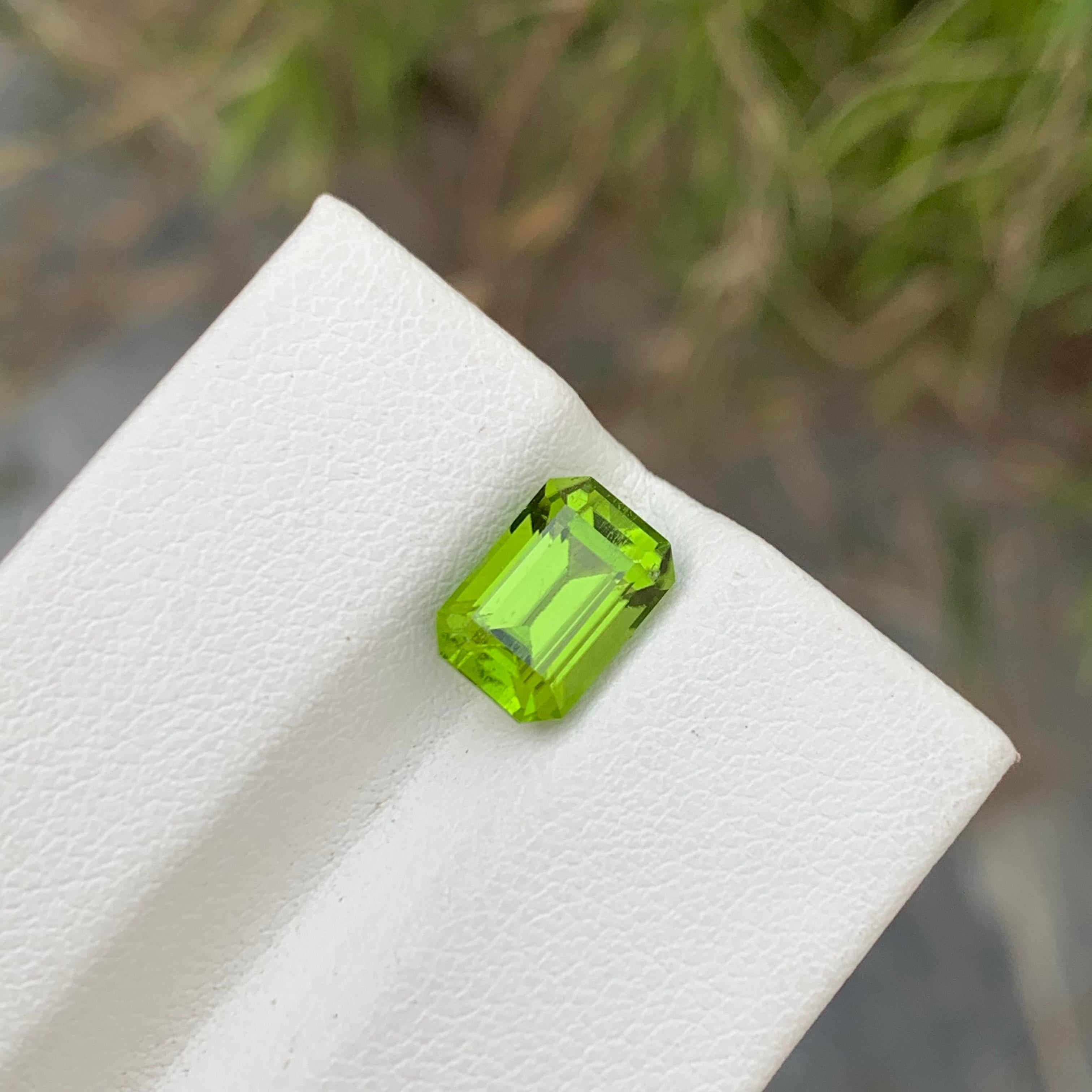 Emerald Shape 2.65 Carat Natural Apple Green Peridot Ring Shape Gem  For Sale 3
