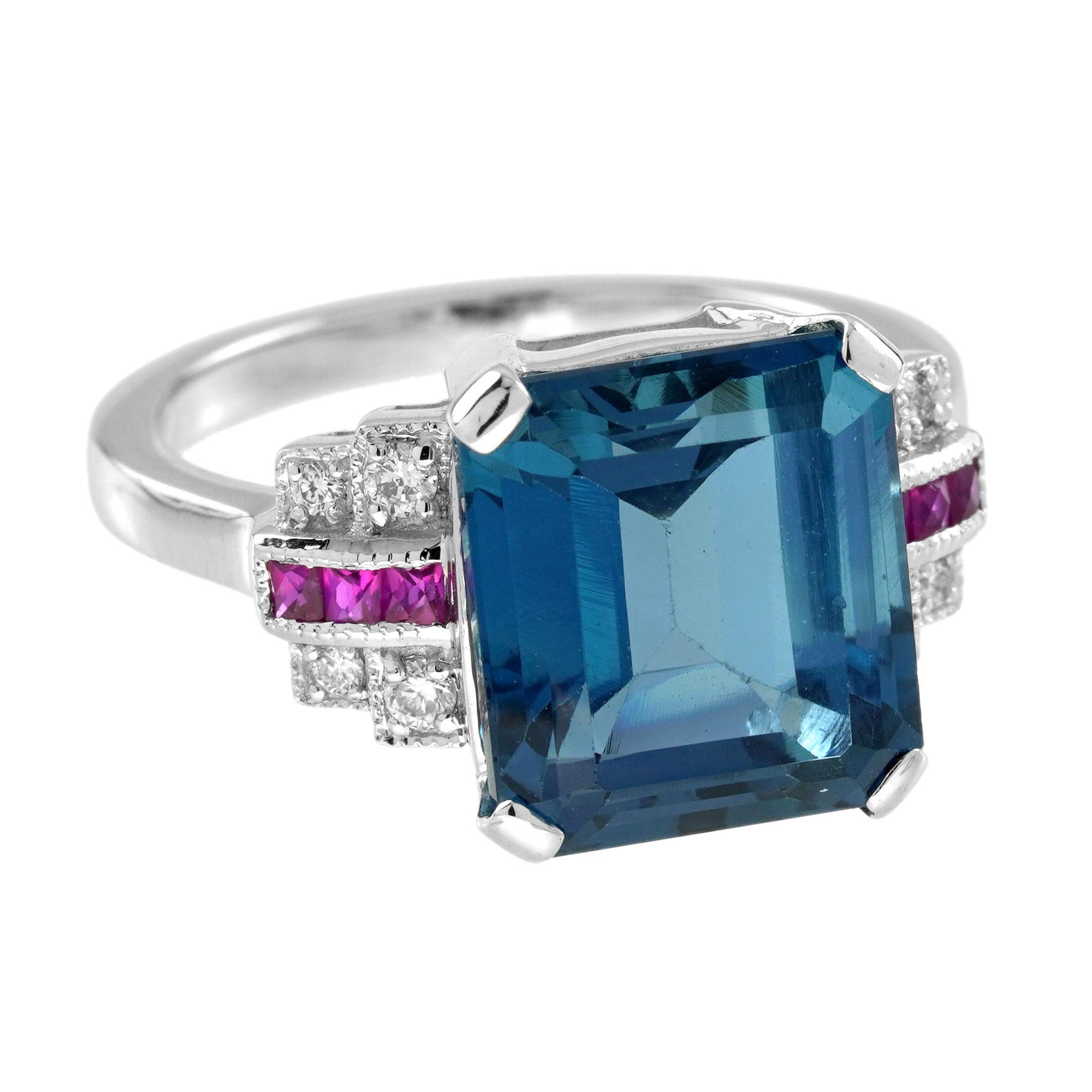 Cette bague d'un chic exceptionnel présente une topaze bleue de Londres de taille émeraude pesant environ 7,70 carats, flanquée aux épaules de diamants et de rubis roses, le tout serti dans de l'or blanc 18k. La combinaison des couleurs bleu et rose