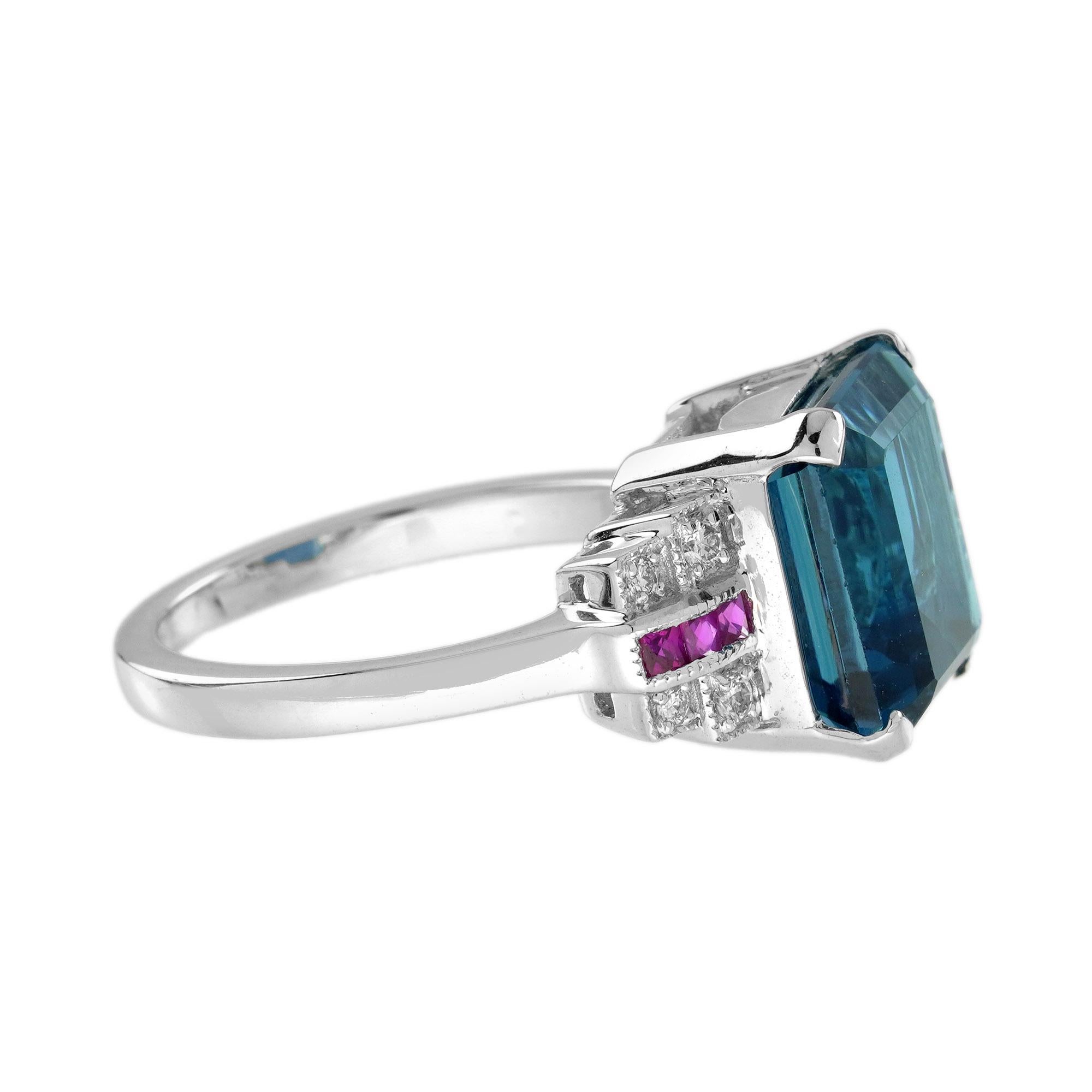 Taille émeraude Bague en or blanc de forme émeraude, topaze bleue de Londres et diamant rubis de style Art déco en vente