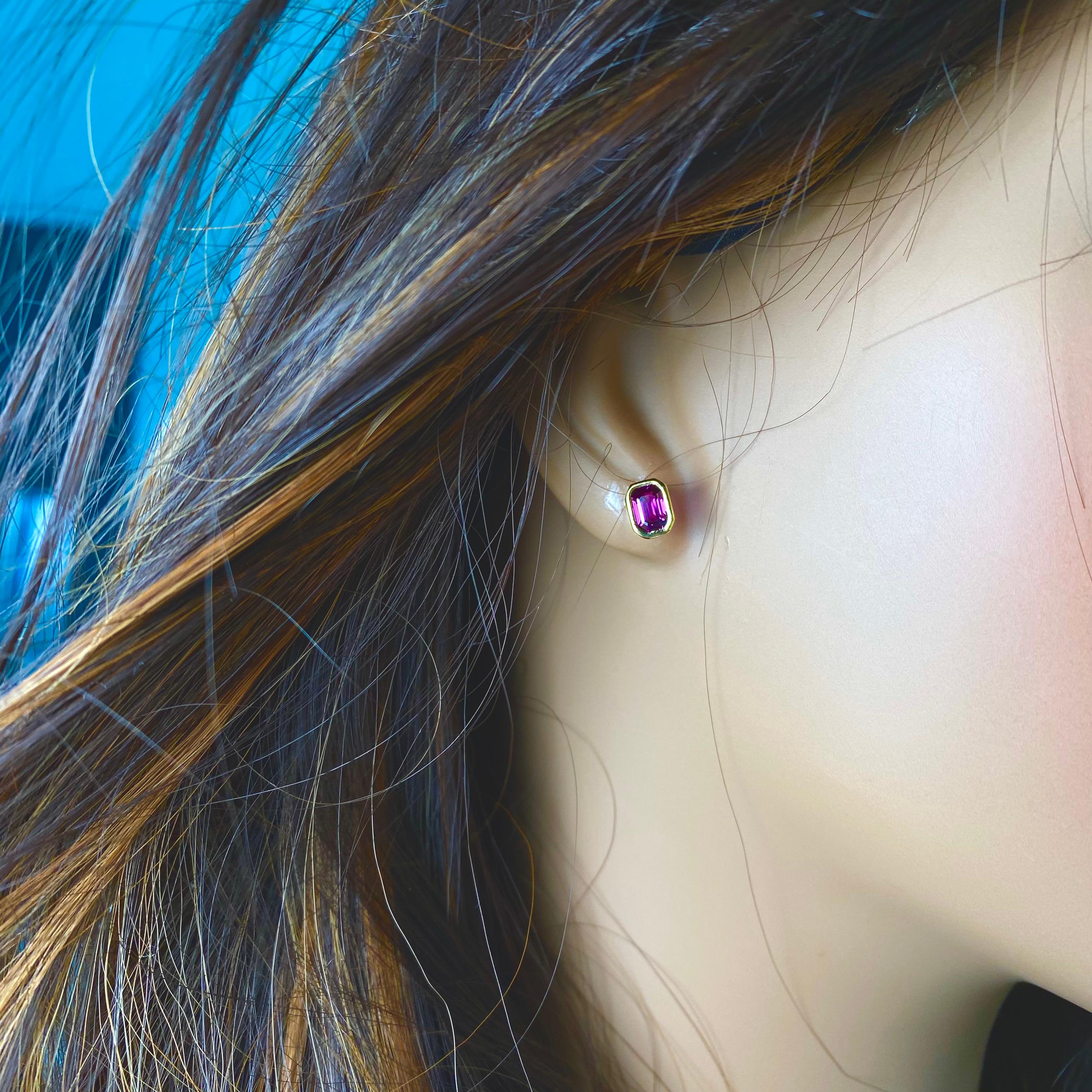 Contemporain Boucles d'oreilles émeraude en forme de rubis birman 1.40 carat 14 Karat 0.30 Inch Gold Bezel Stud Ears en vente
