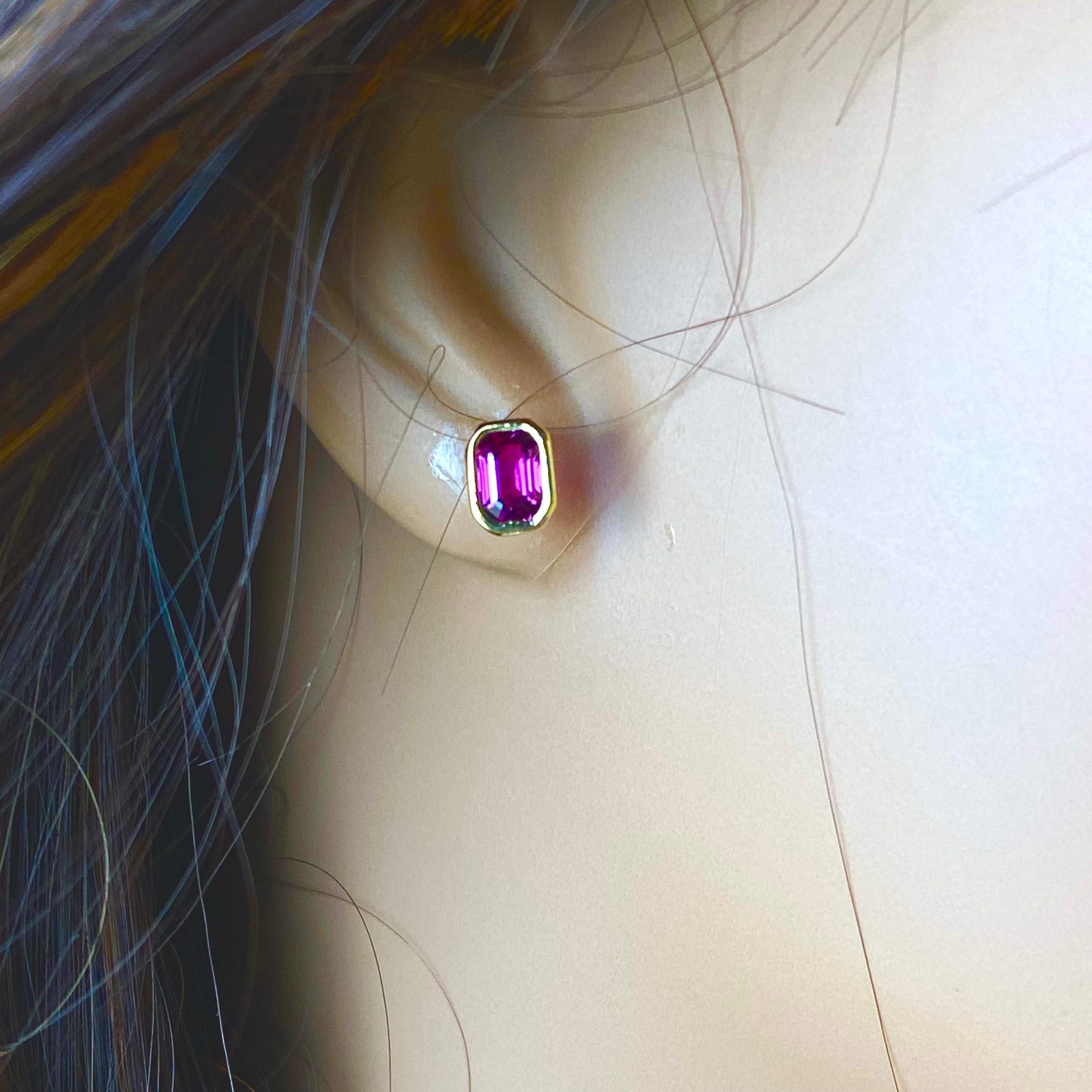 Boucles d'oreilles émeraude en forme de rubis birman 1.40 carat 14 Karat 0.30 Inch Gold Bezel Stud Ears Neuf - En vente à New York, NY