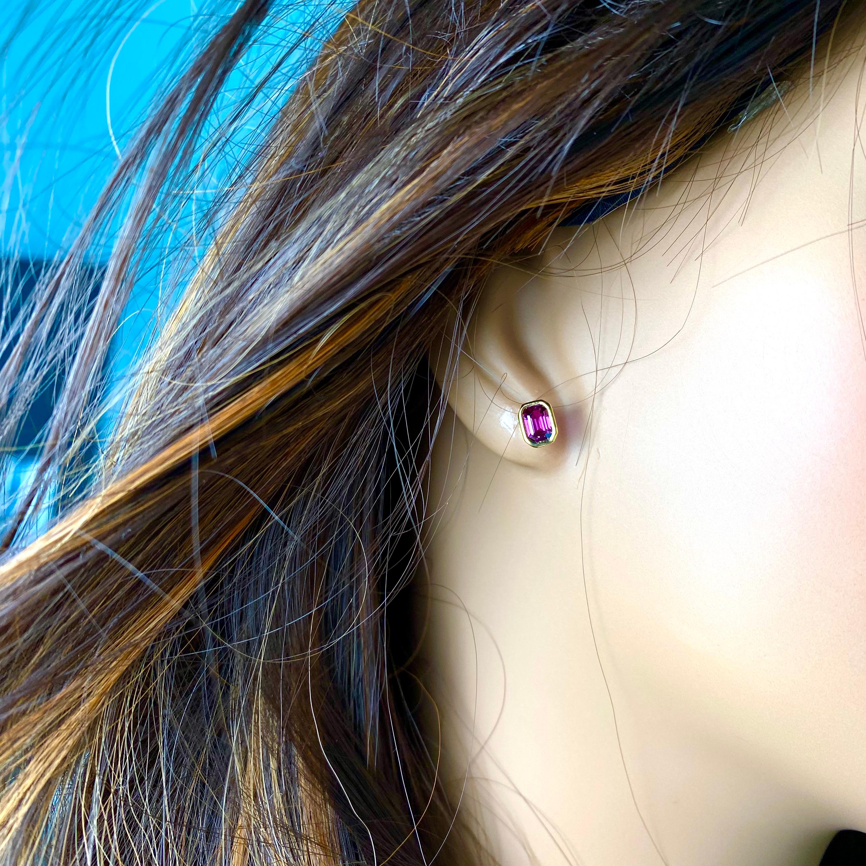 Boucles d'oreilles émeraude en forme de rubis birman 1.40 carat 14 Karat 0.30 Inch Gold Bezel Stud Ears Unisexe en vente